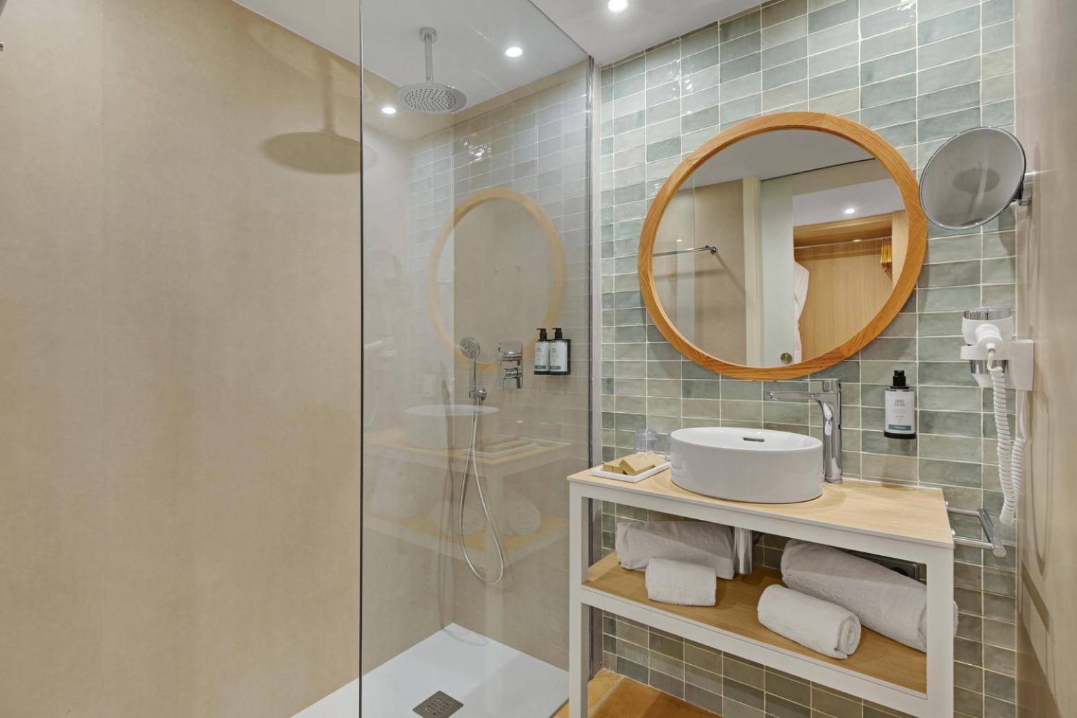 Superior Zimmer mit Poolblick (2 Erwachsene + 1 Kind)