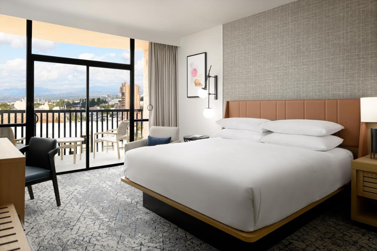 Club-Ebene, Zimmer mit 1 Kingsize-Bett, Blick auf den Themenpark, obere Etage