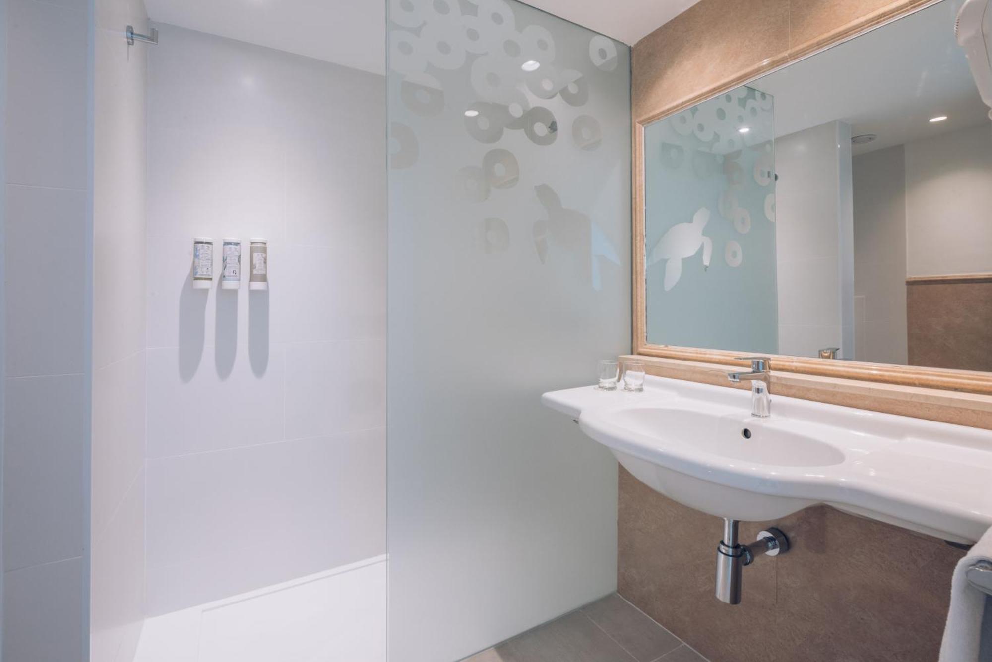 Zweibettzimmer mit Poolblick