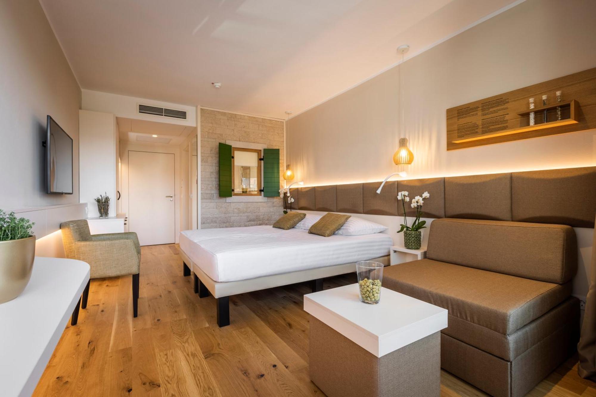 Superior Doppel- oder Zweibettzimmer mit Zustellbett, Balkon und Hafenblick