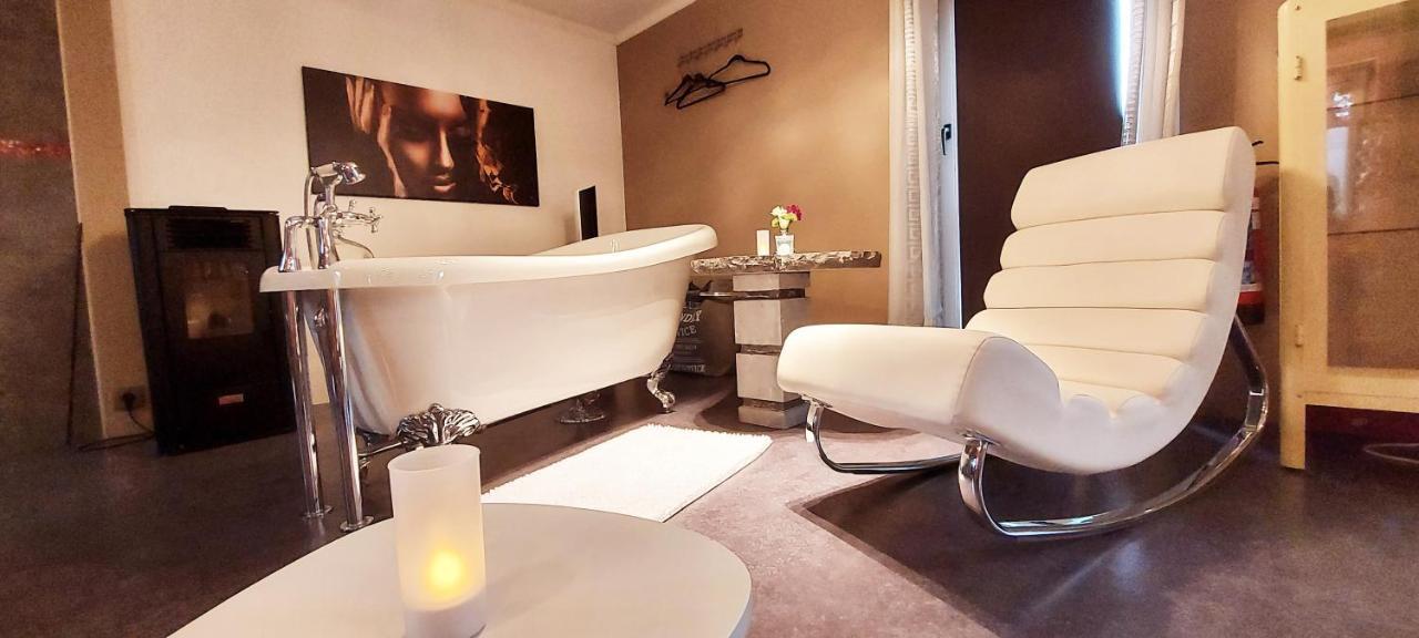 Zimmer mit Kingsize-Bett und Whirlpool
