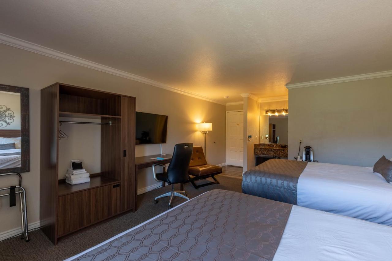 Zimmer mit Queensize-Bett und Balkon