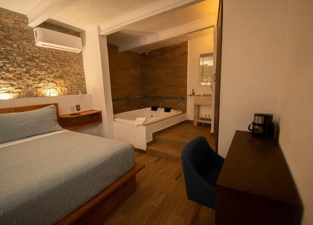 Zimmer mit Kingsize-Bett und Whirlpool