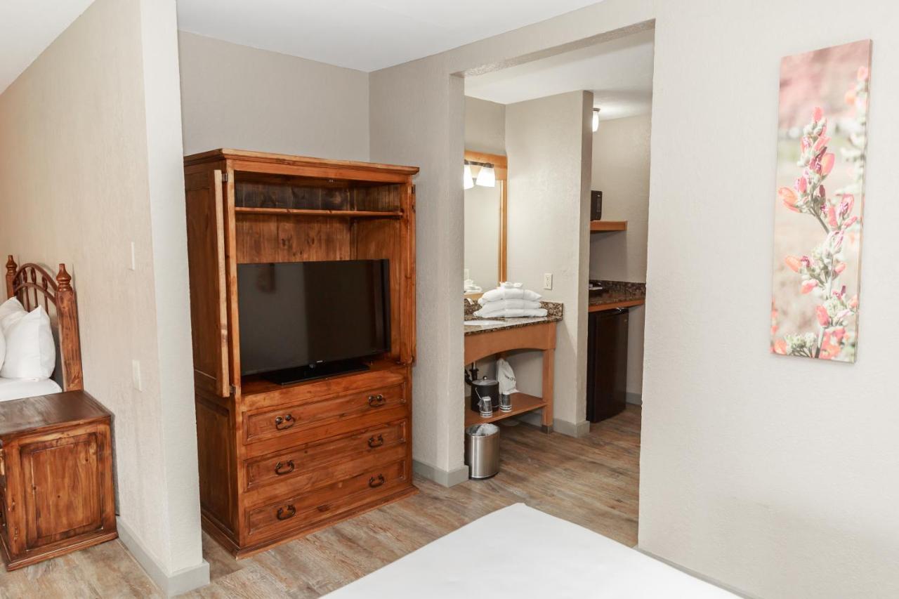 Queen Room Three Queen Beds