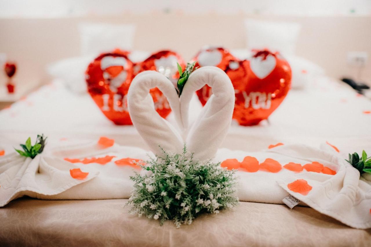 Double Room with Indoor Pool and Jacuzzi Access - Romantic Decoration