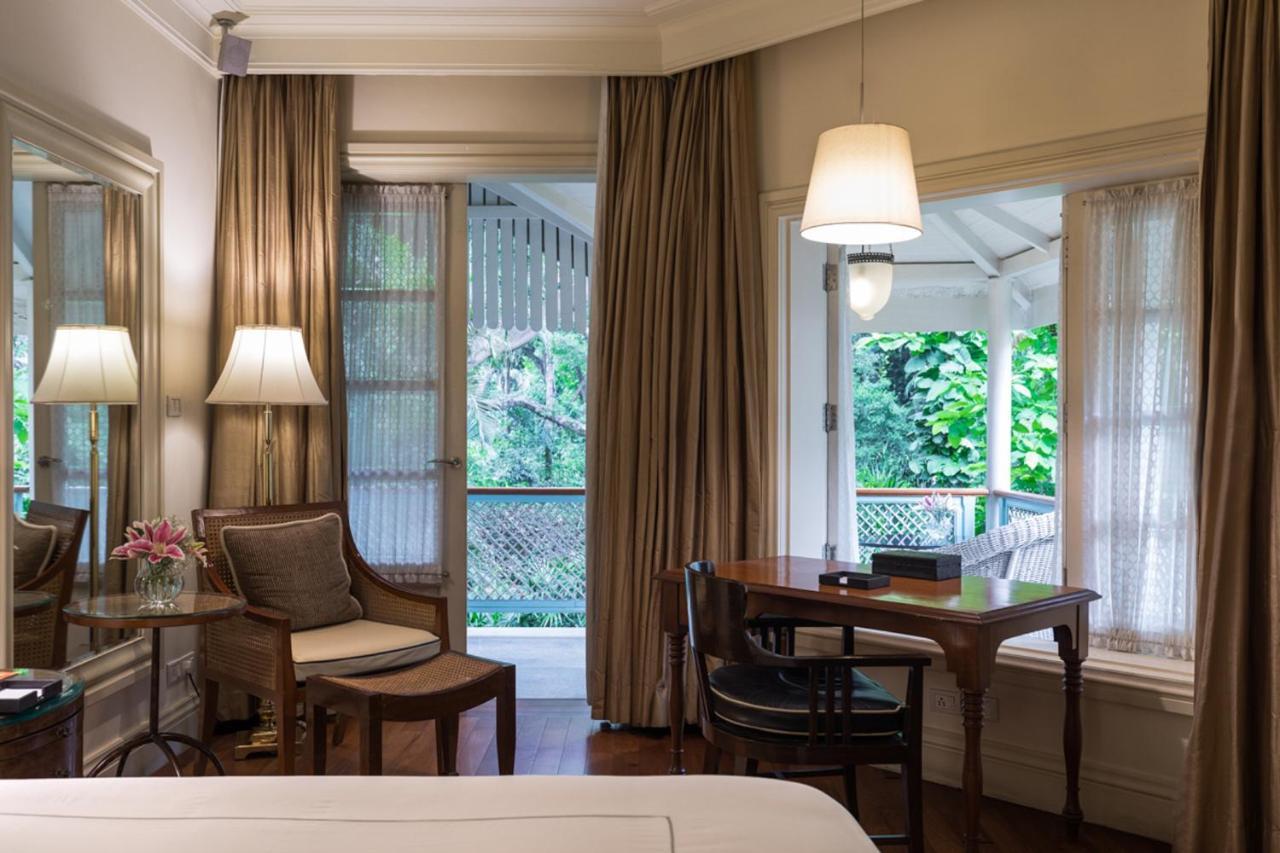 Luxuriöses Zimmer mit Kingsize-Bett und Gartenblick