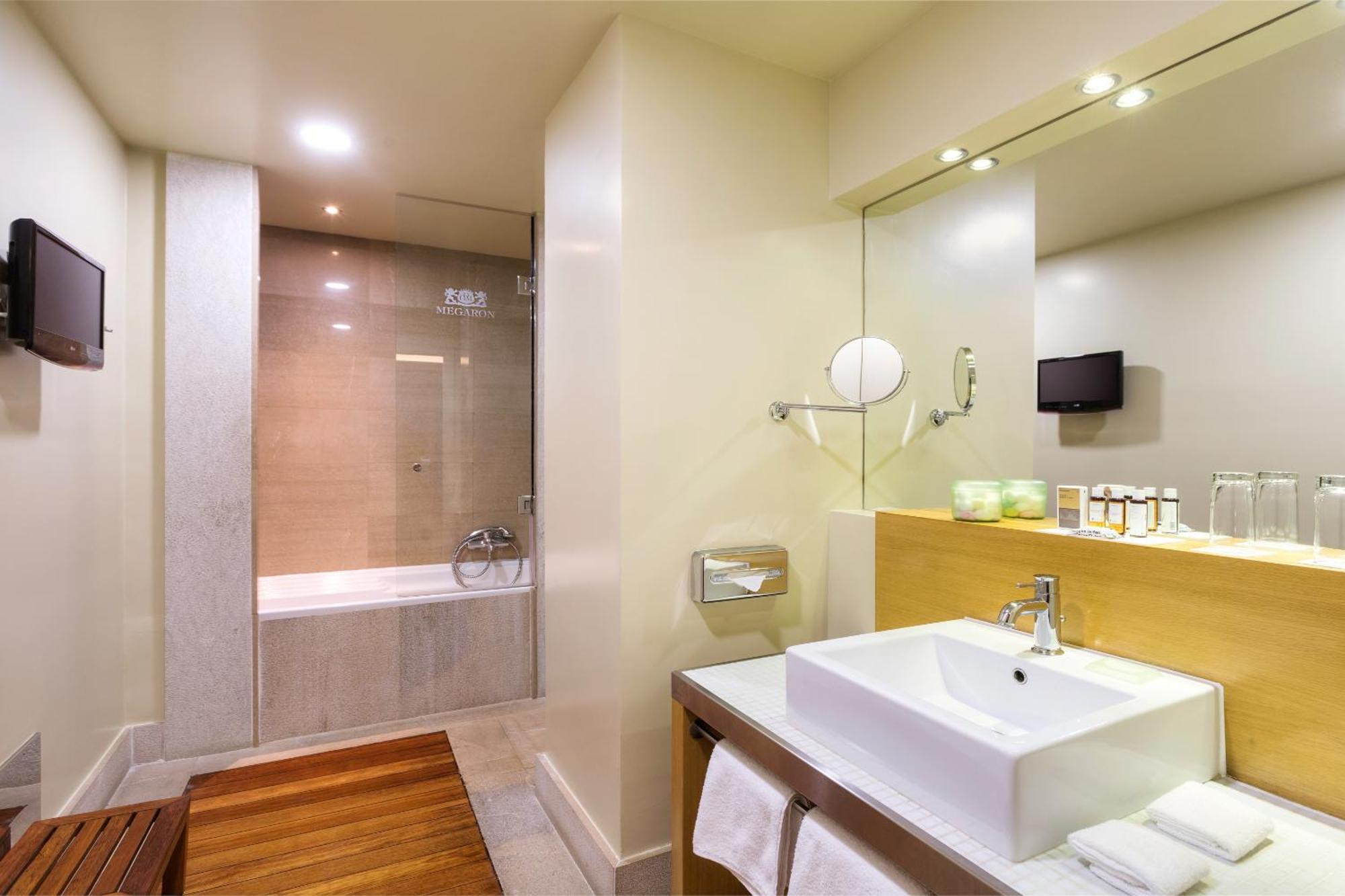 Junior Suite mit Doppelbett und Stadtblick