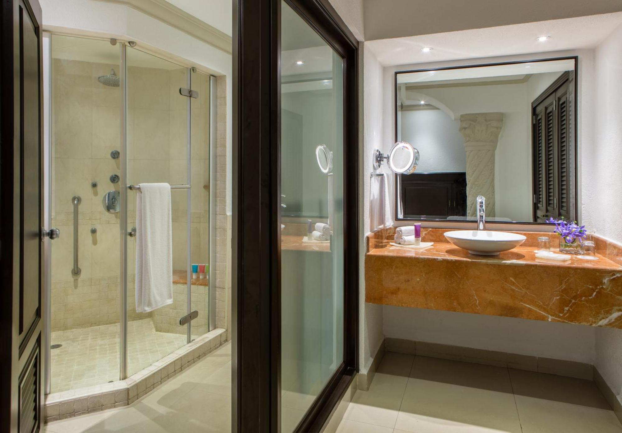 Suite mit Kingsize-Bett, Meerblick und direktem Poolzugang