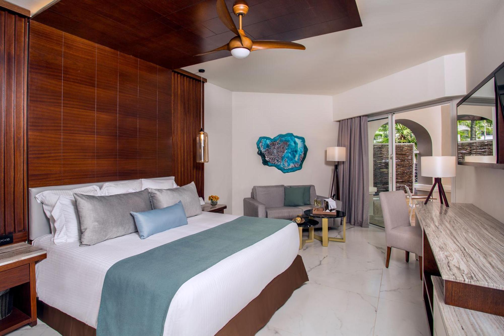 Junior Suite mit Kingsize-Bett und tropischer Aussicht