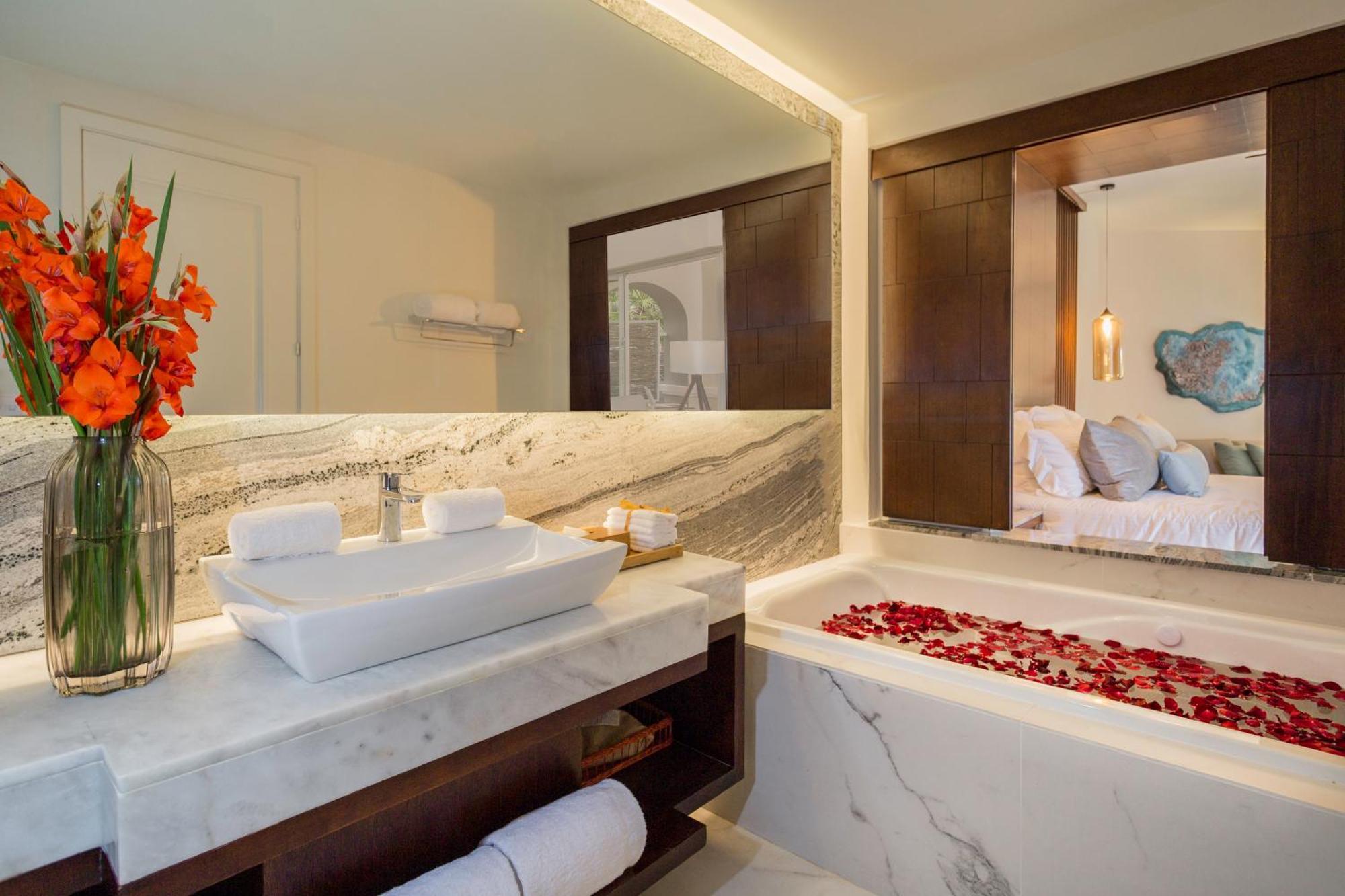 Junior Suite mit Kingsize-Bett und seitlichem Meerblick