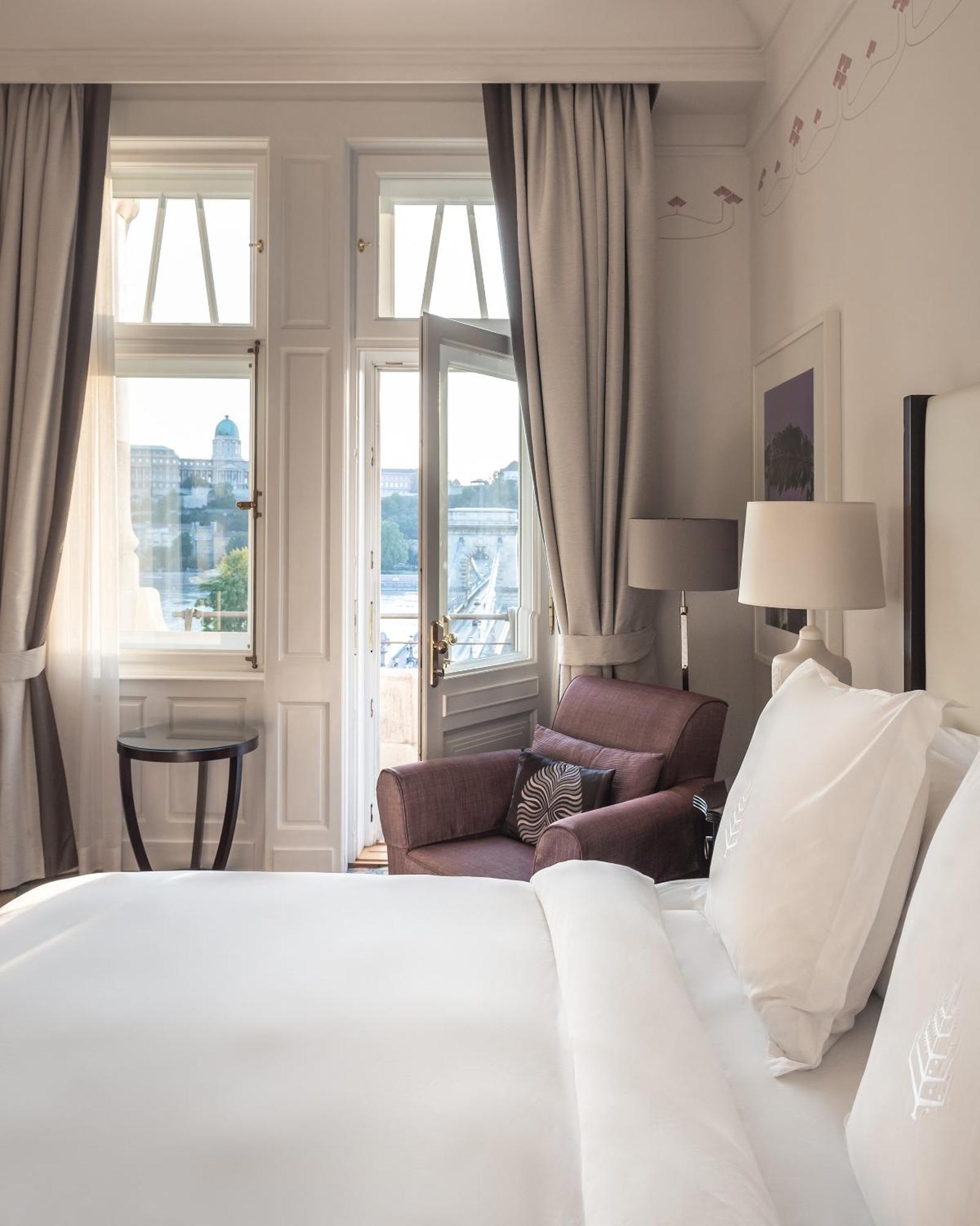 Zimmer mit Kingsize-Bett und Blick auf Donau