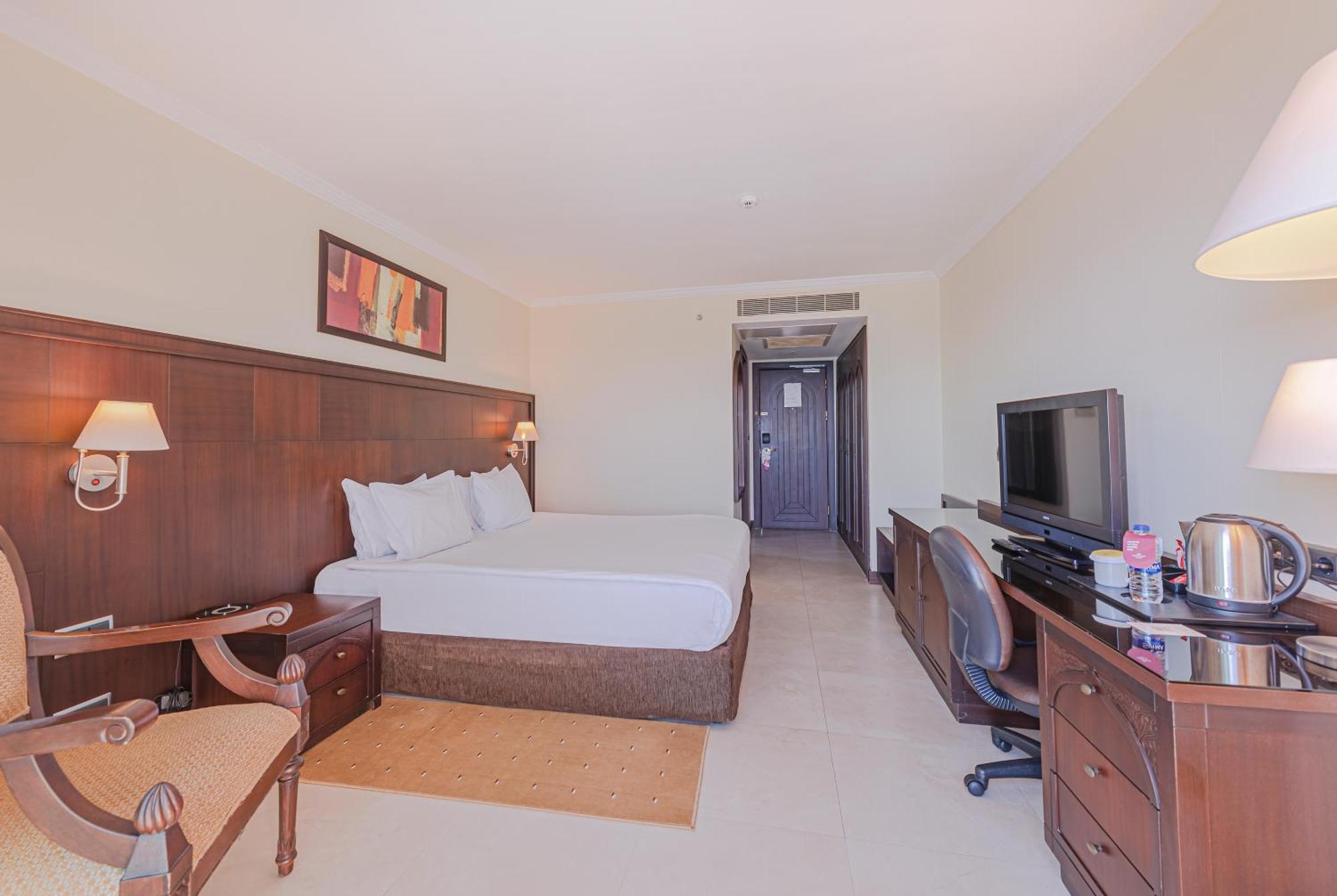 Standard Zimmer mit 1 Kingsize-Bett und seitlichem Meerblick