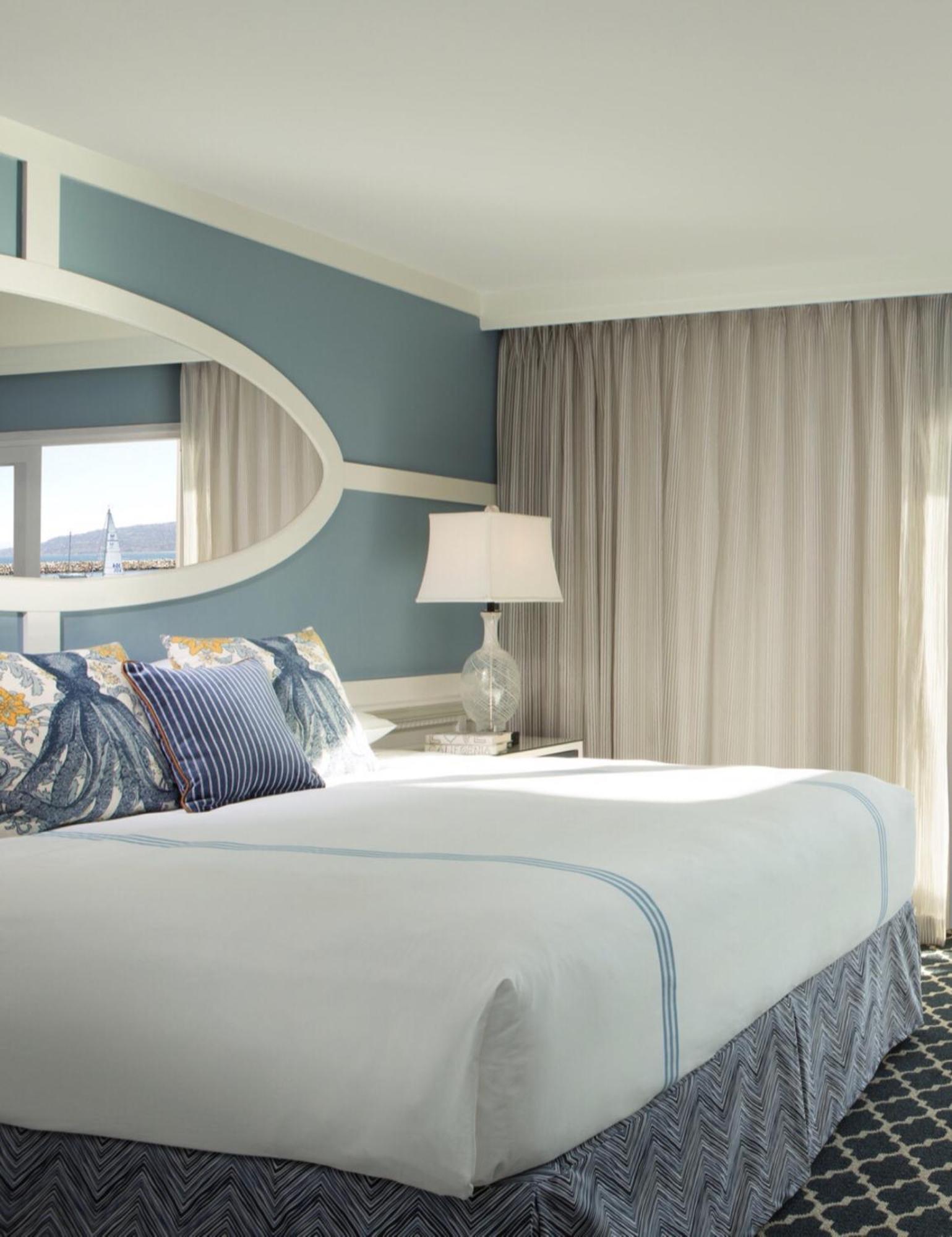 Zimmer mit Kingsize-Bett und seitlichem Meerblick