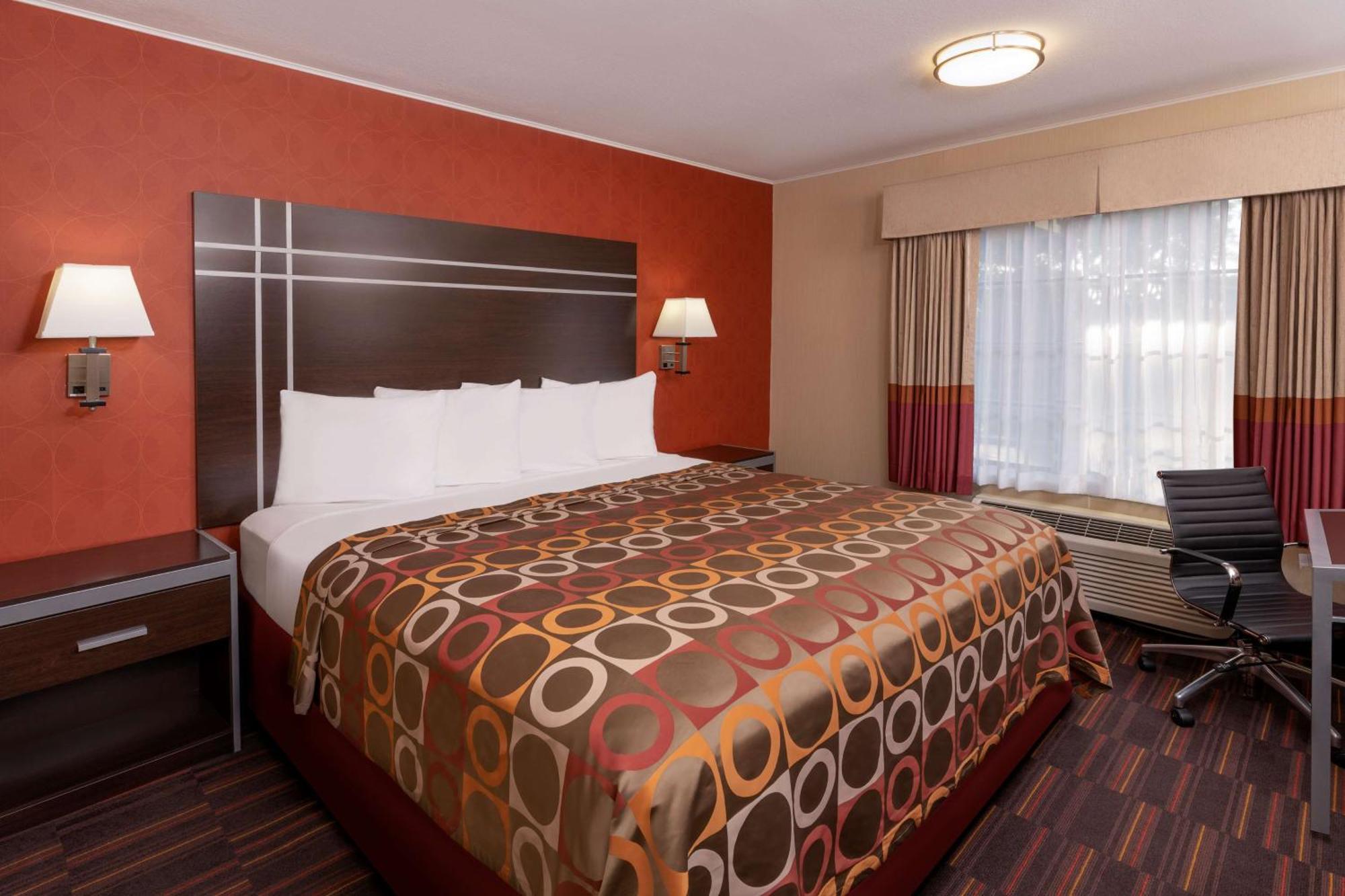 Zimmer mit Kingsize-Bett - barrierefreie Badewanne