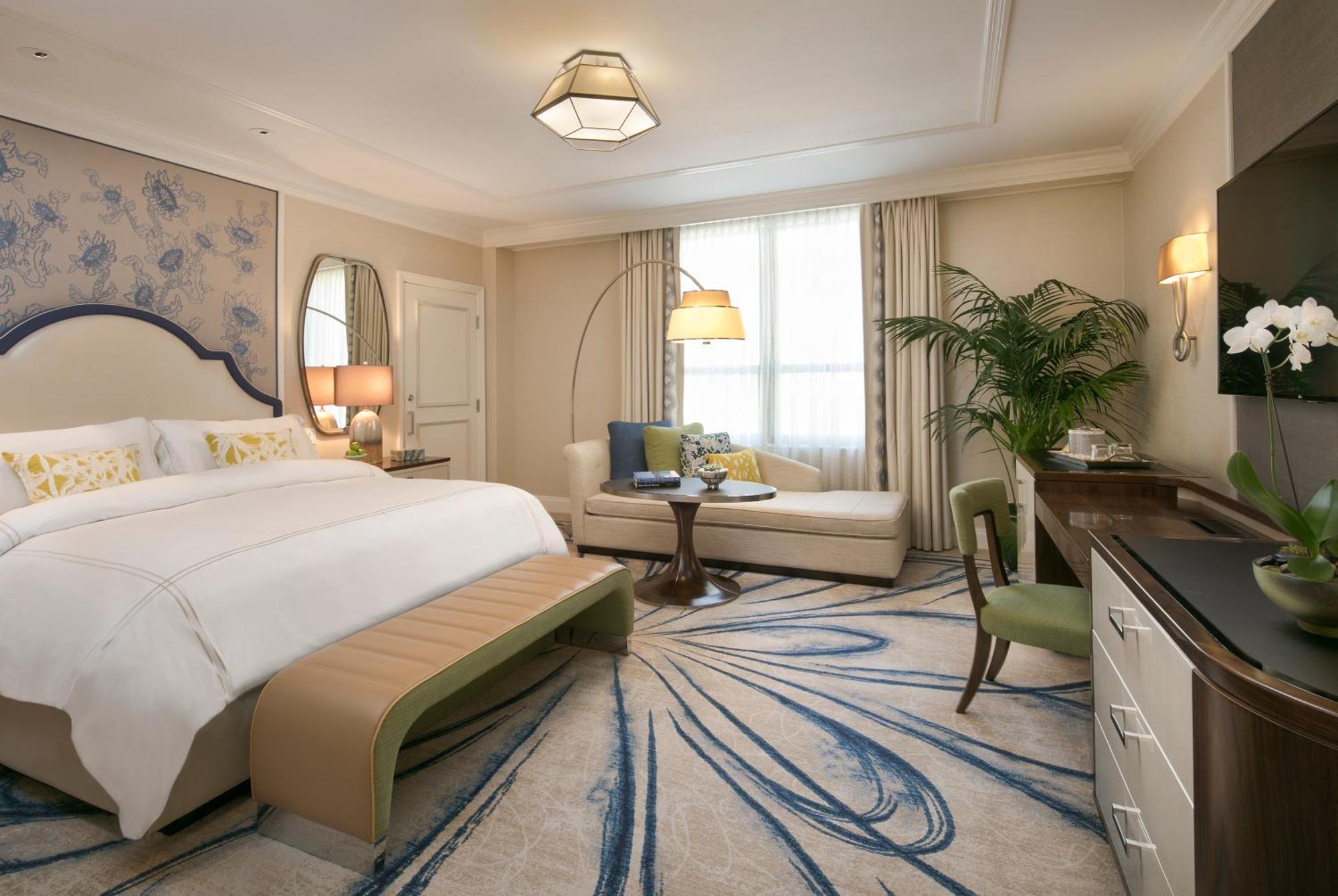 Premium Zimmer mit Kingsize-Bett und Blick auf das Resort