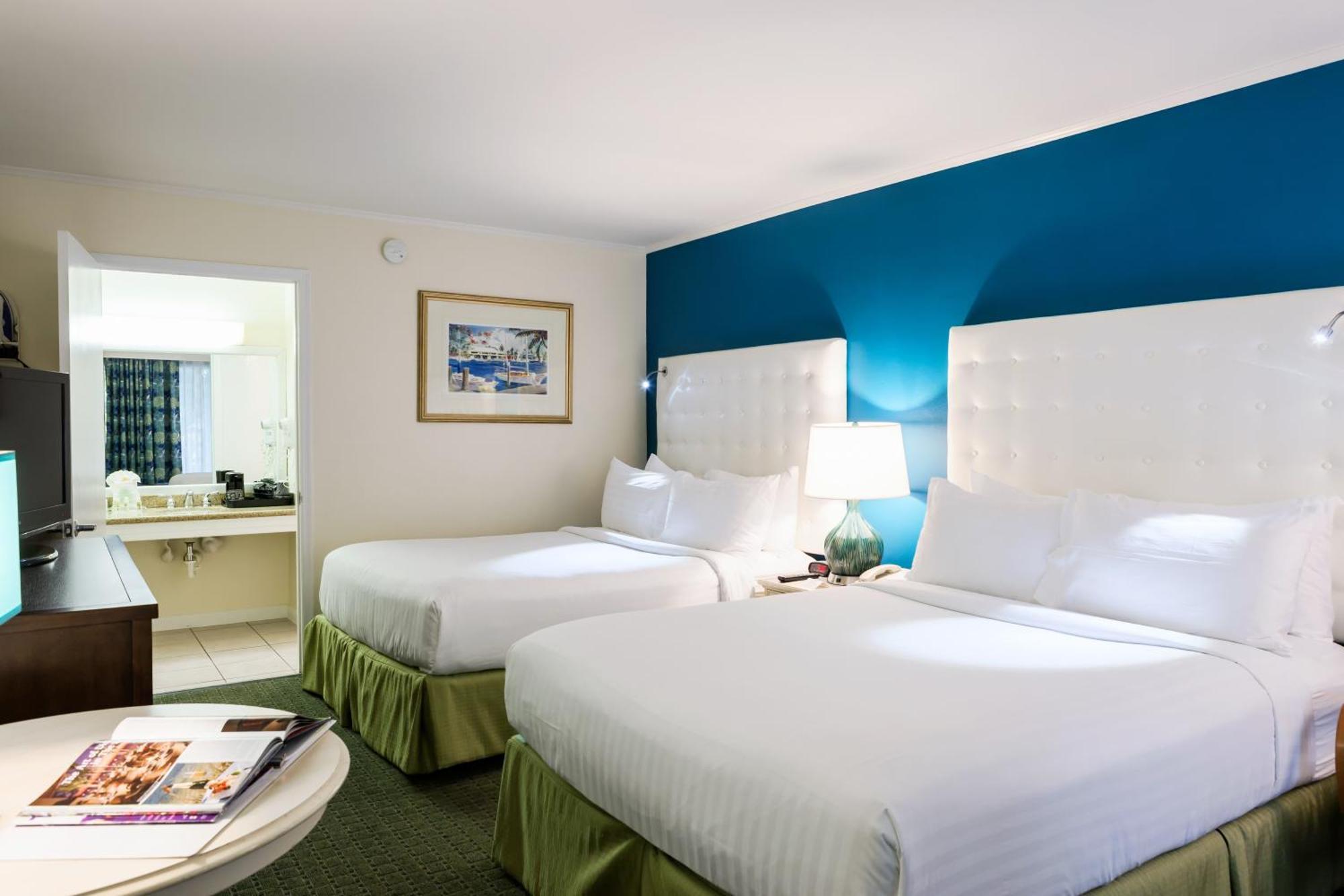 Standard Doppelzimmer mit 2 Doppelbetten und rollstuhlgerechter Dusche