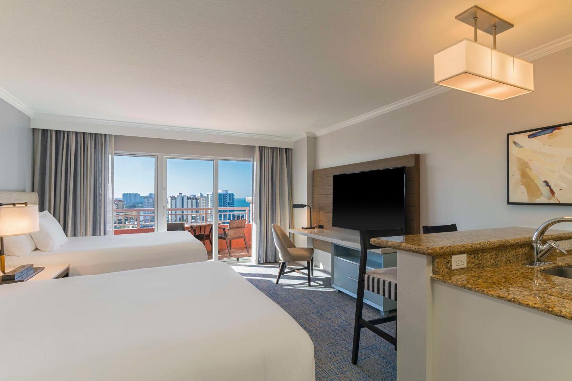 Premium-Zimmer mit 2 Queensize-Betten und Kochnische – eingeschränkter Meerblick