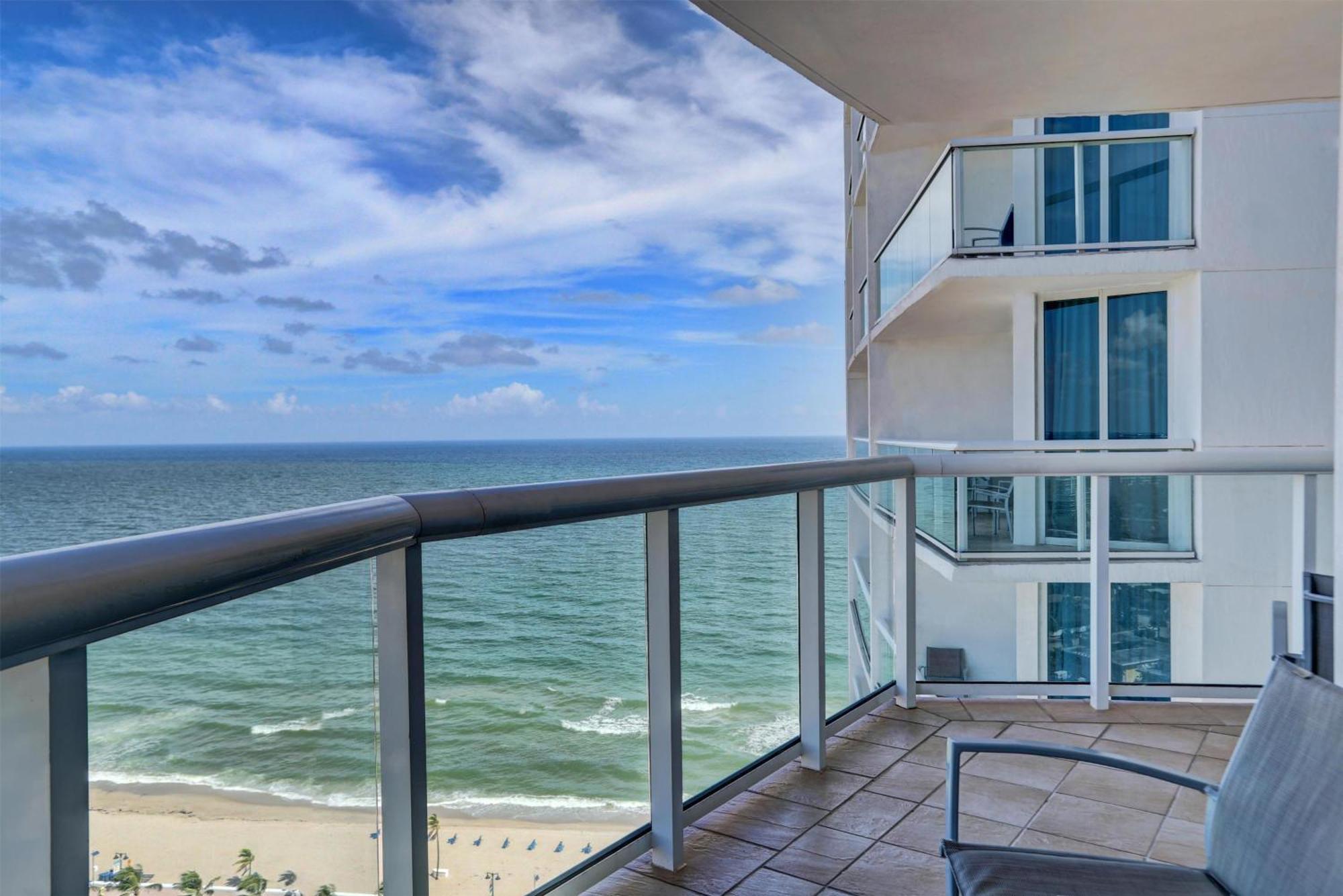 Junior Suite mit 2 Queensize-Betten und Meerblick