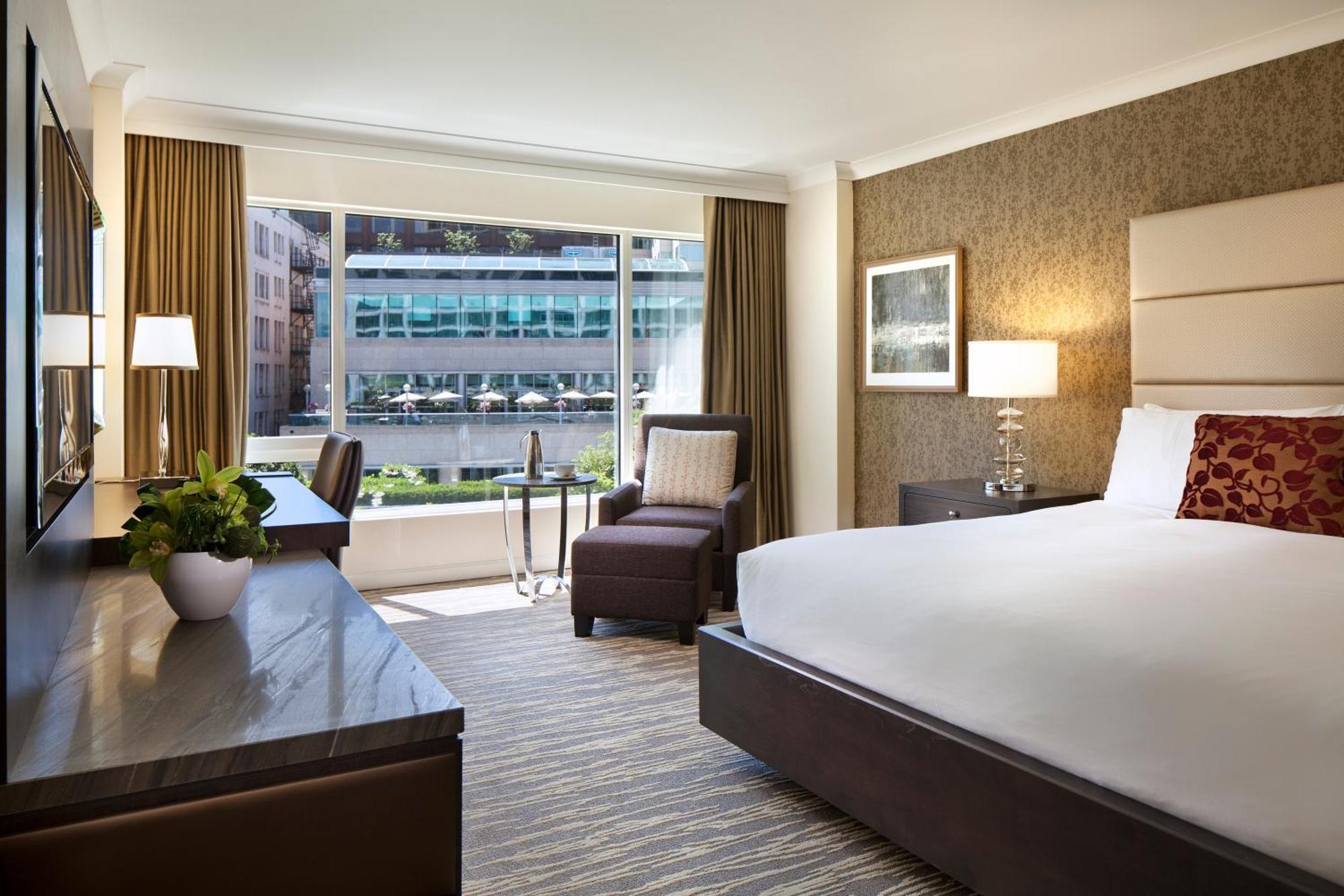 Zimmer Fairmont mit 2 Doppelbetten und Stadtblick