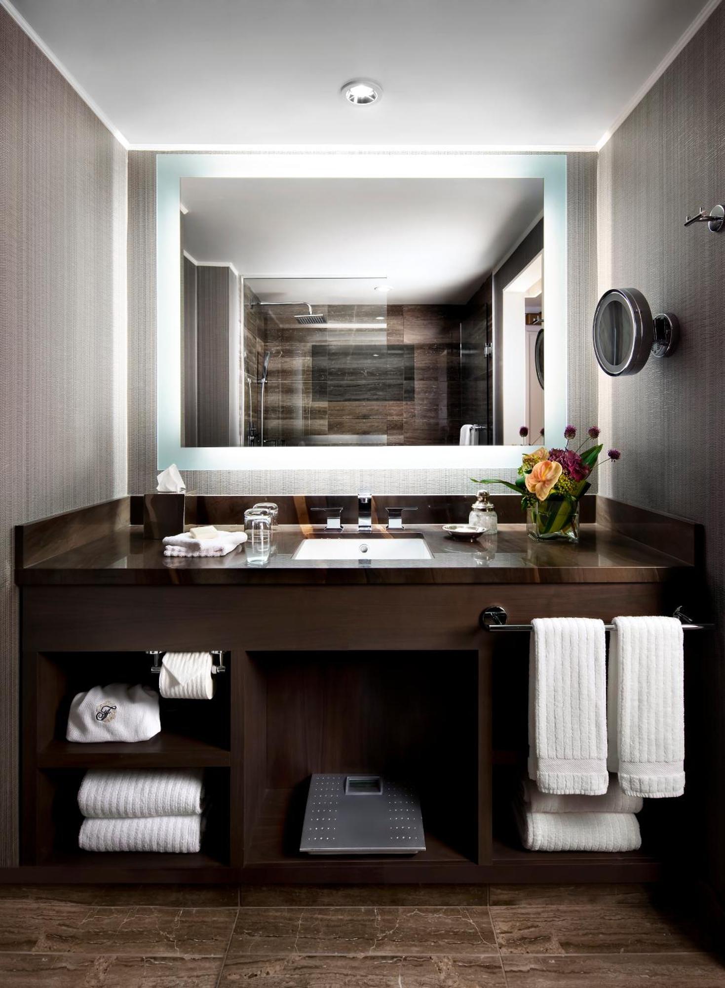 Fairmont Gold Zimmer mit Kingsize-Bett und Stadtblick