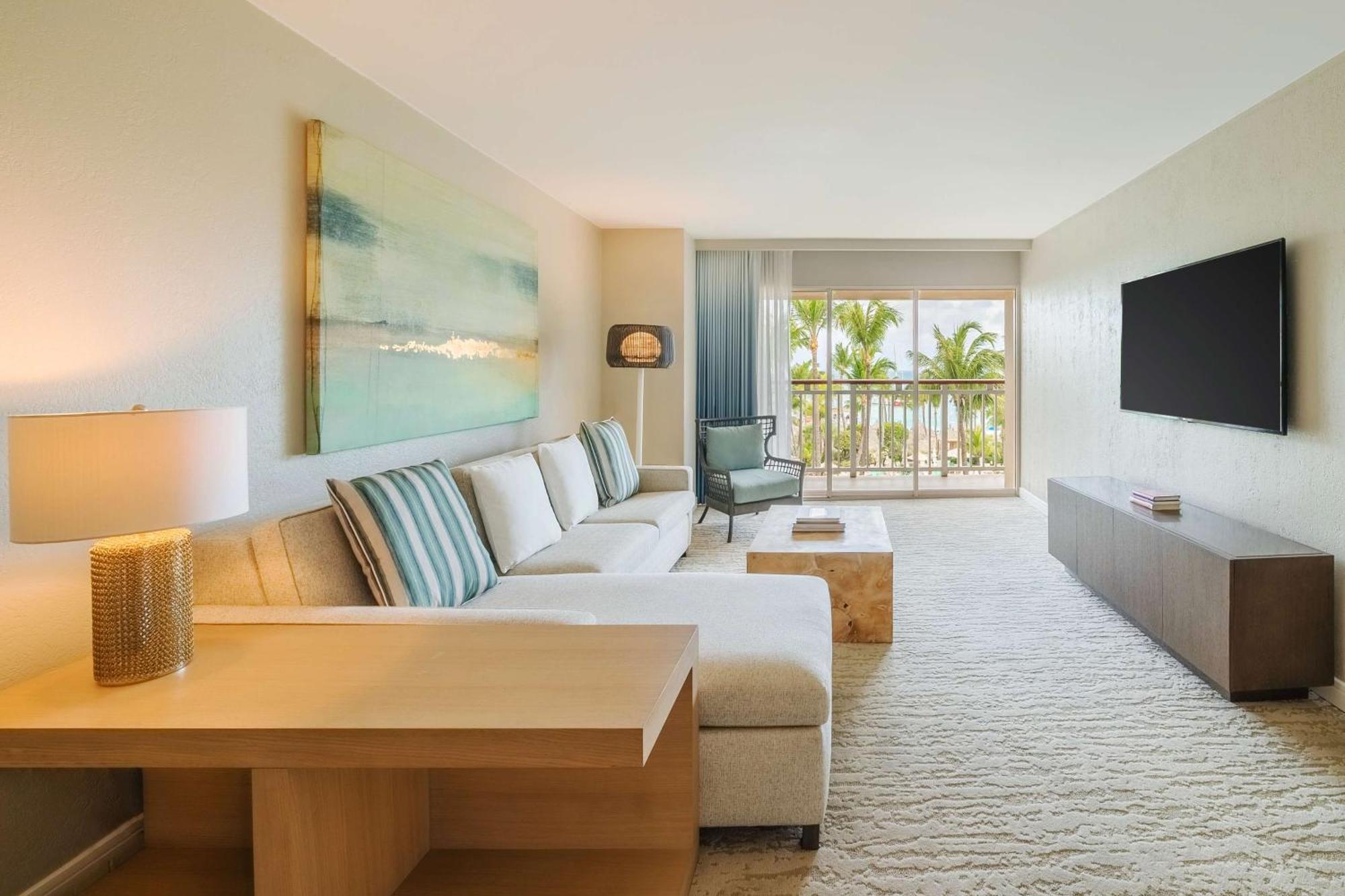 Cayena Suite mit Kingsize-Bett und Aussicht auf das Resort — obere Etage mit Balkon