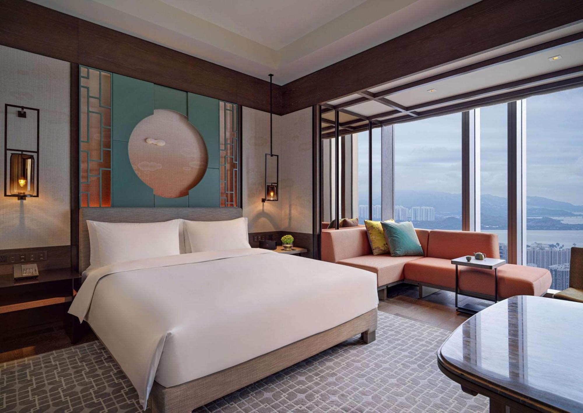 Zimmer mit Kingsize-Bett und Blick auf die Skyline