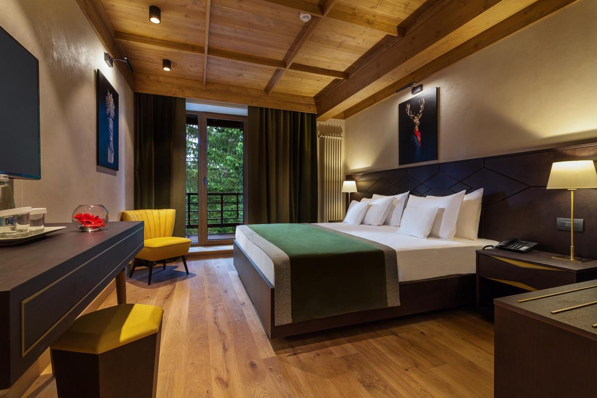 Zimmer mit Kingsize-Bett und Balkon