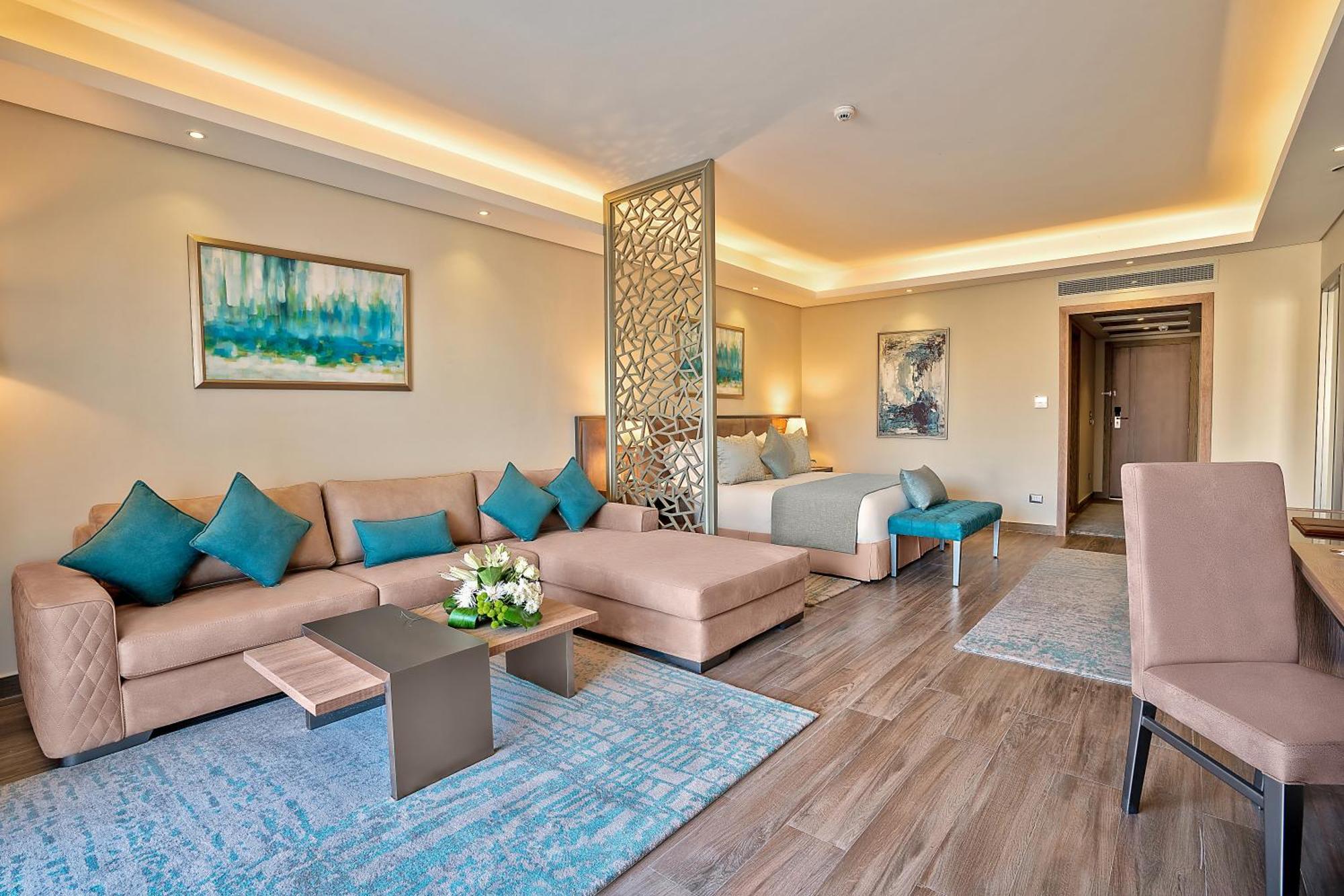 Suite mit Kingsize-Bett und Gartenblick