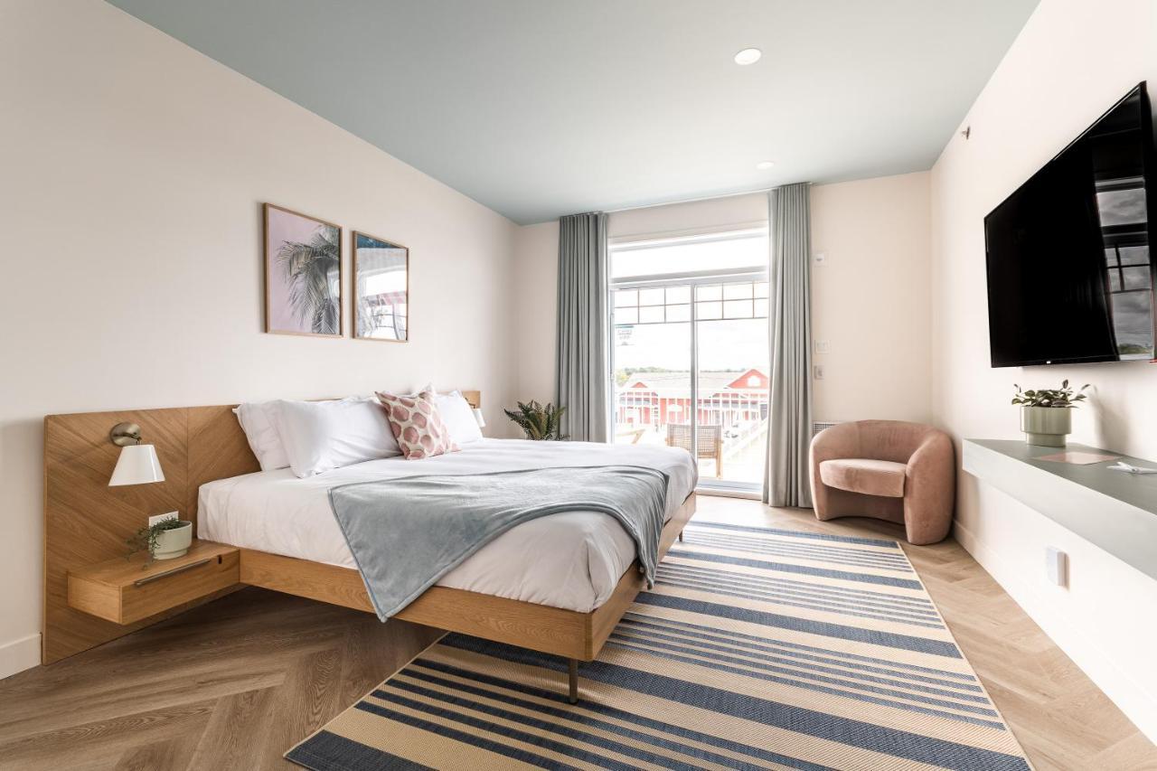 Zimmer mit Kingsize-Bett und Seeblick