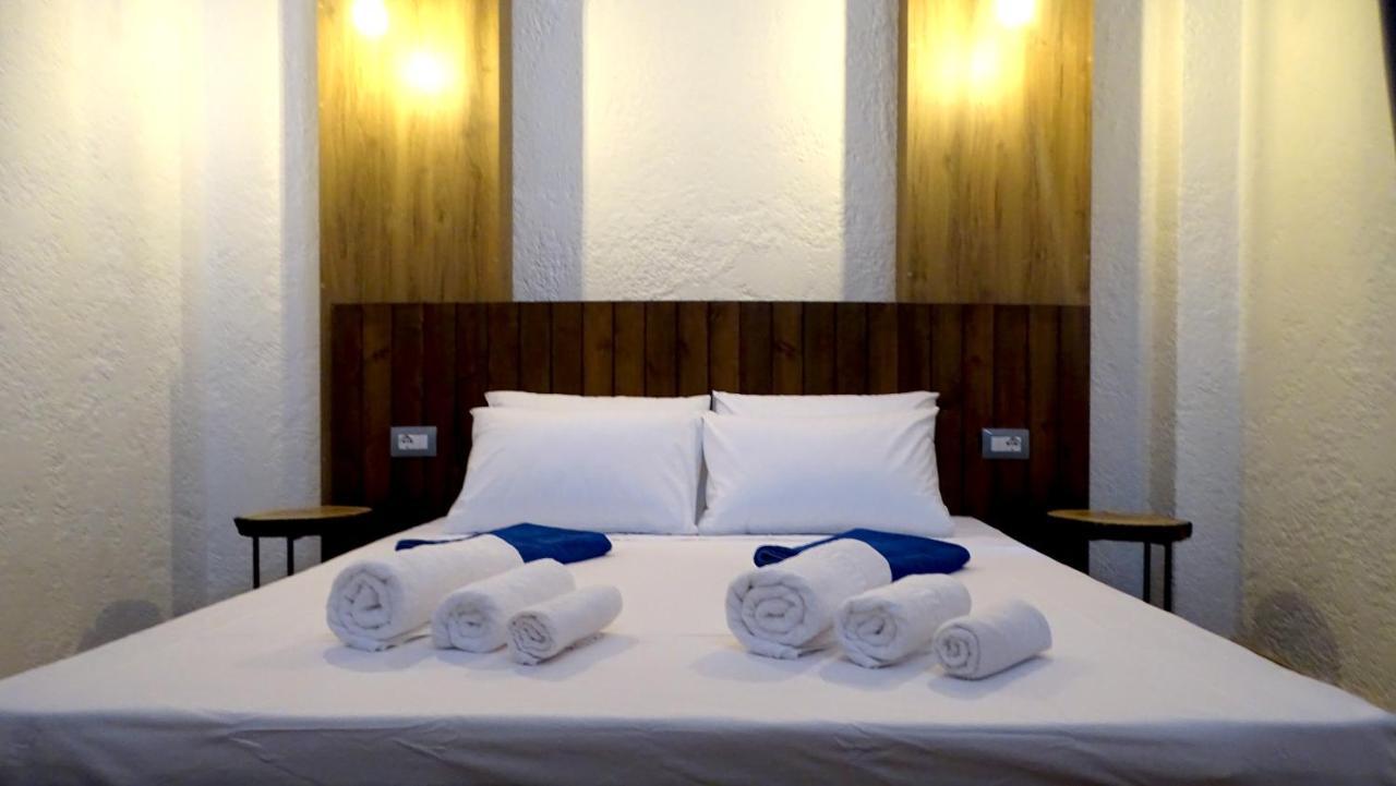 Suite mit Kingsize-Bett und Poolblick