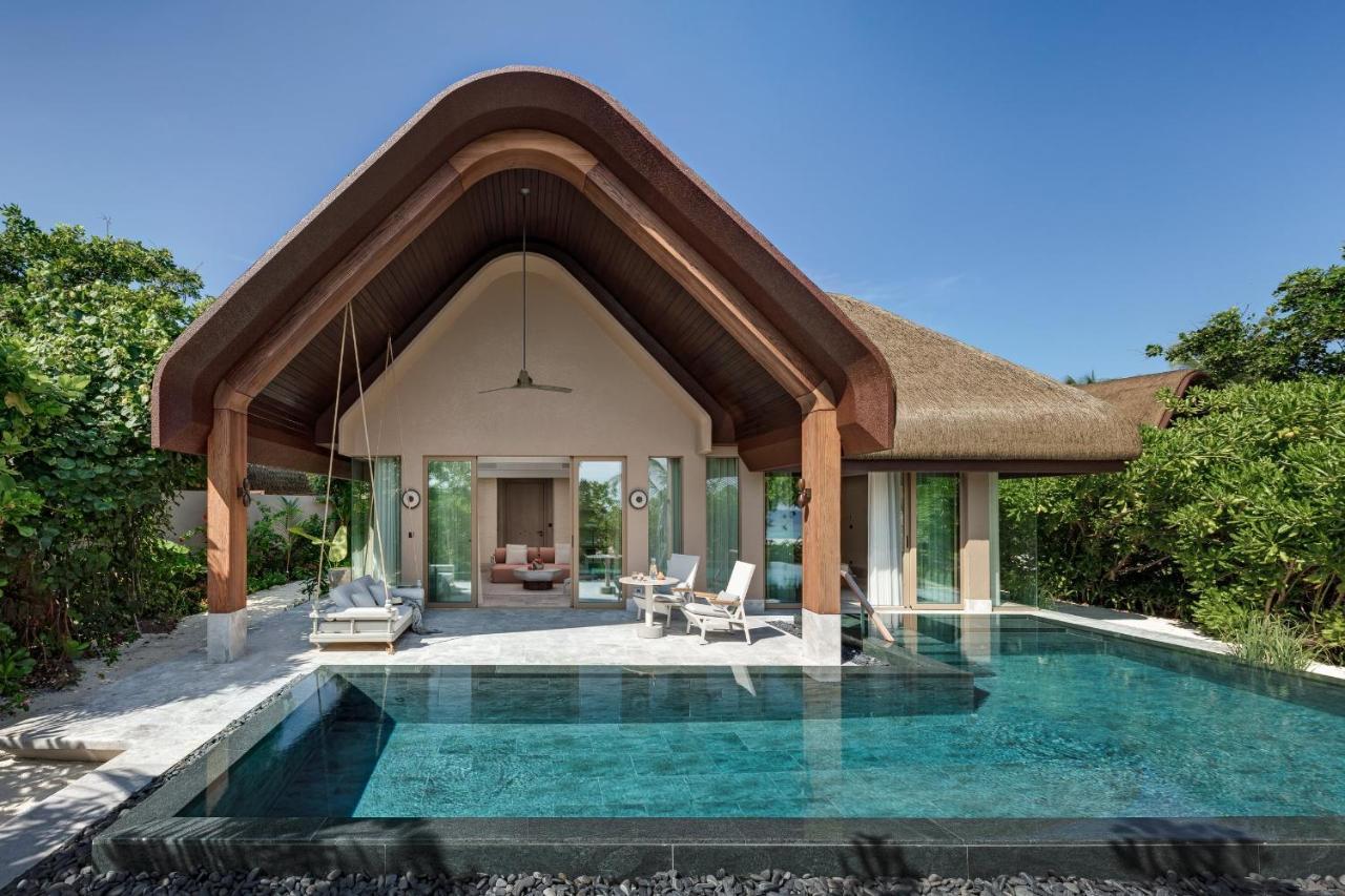 Große Villa mit Pool am Strand