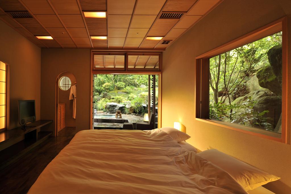 Suite "Fuji" oder "Ume" im japanischen Stil mit Badewanne im Freien
