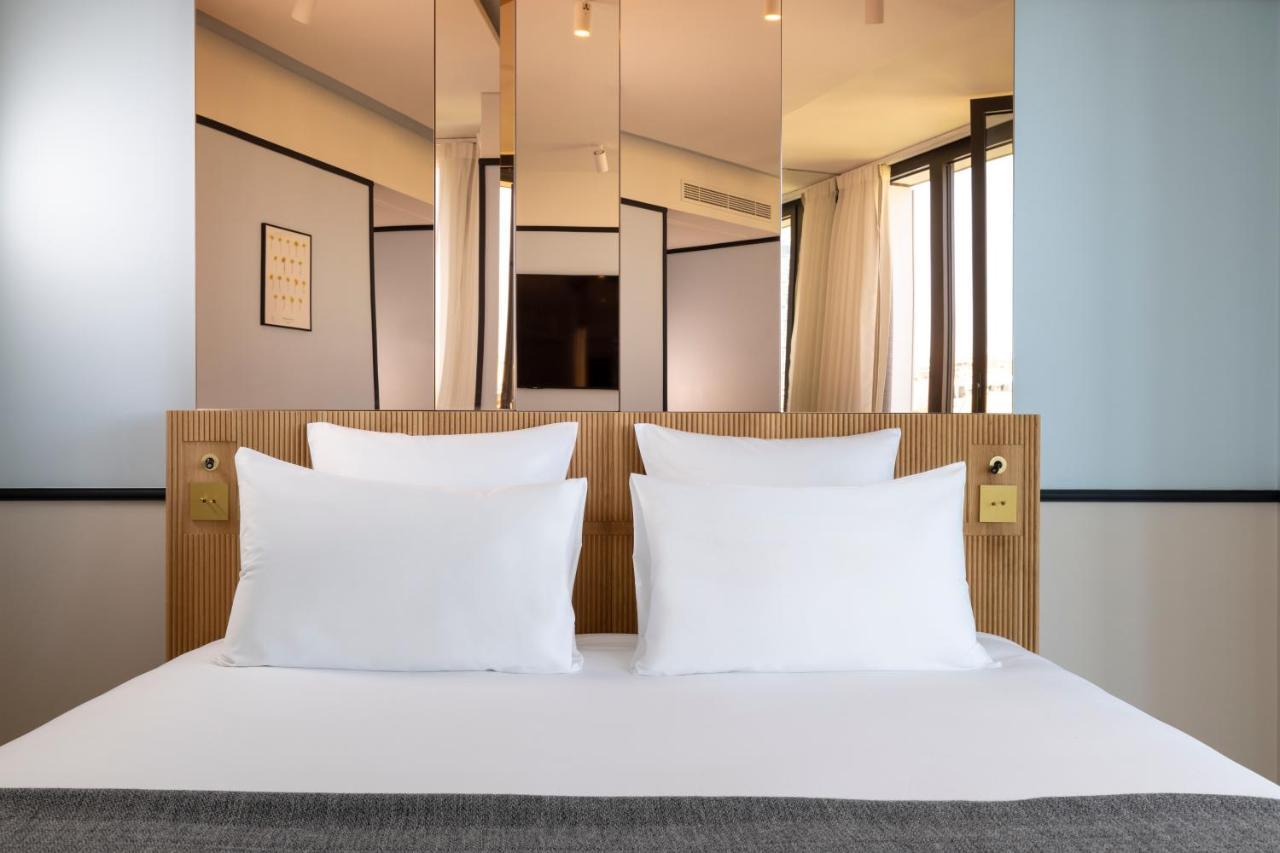 Deluxe Zimmer Blue mit Blick auf den Eiffelturm