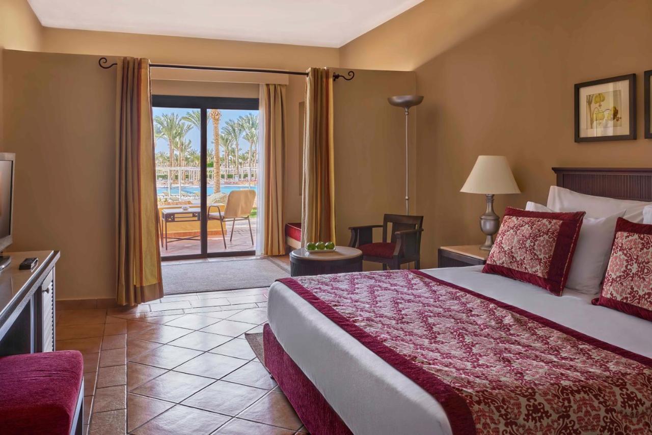 Familienzimmer mit Queensize-Bett und Poolblick