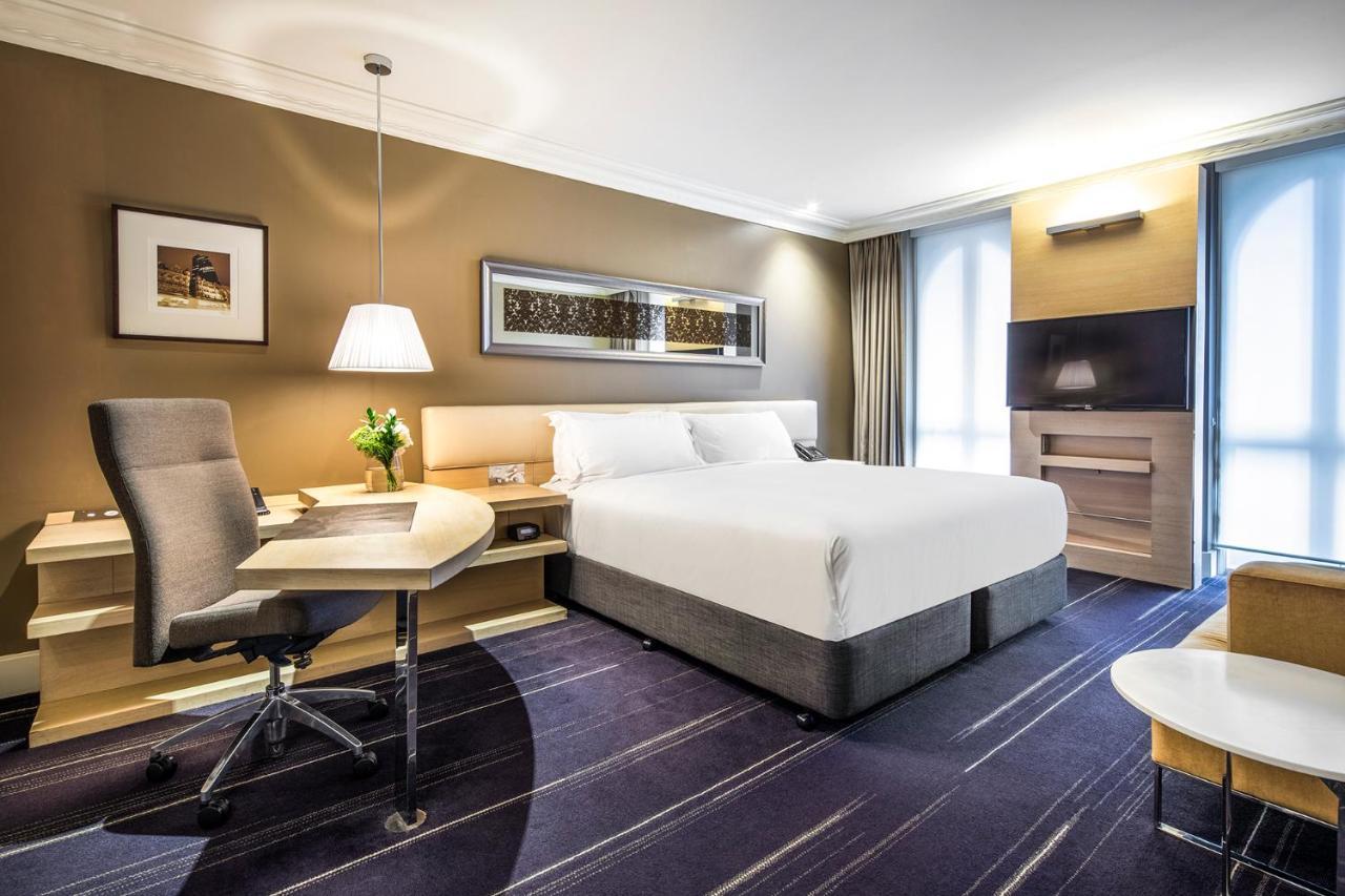 Classic Zimmer mit Kingsize-Bett und Stadtblick