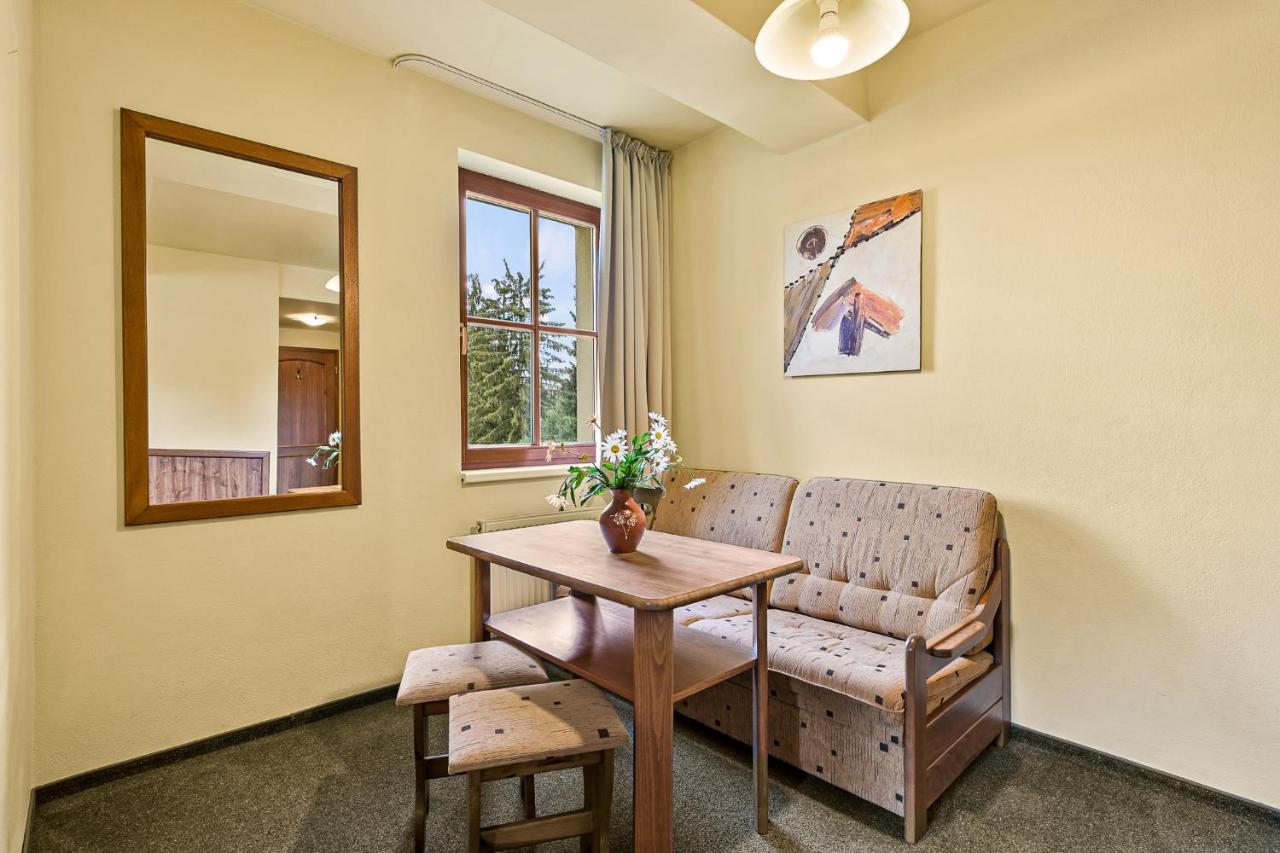Dreibettzimmer mit 2 Zustellbetten und eigenem Bad