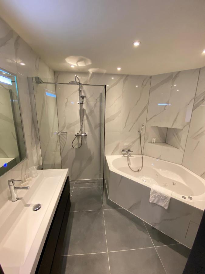 Suite mit Kingsize-Bett mit Whirlpool