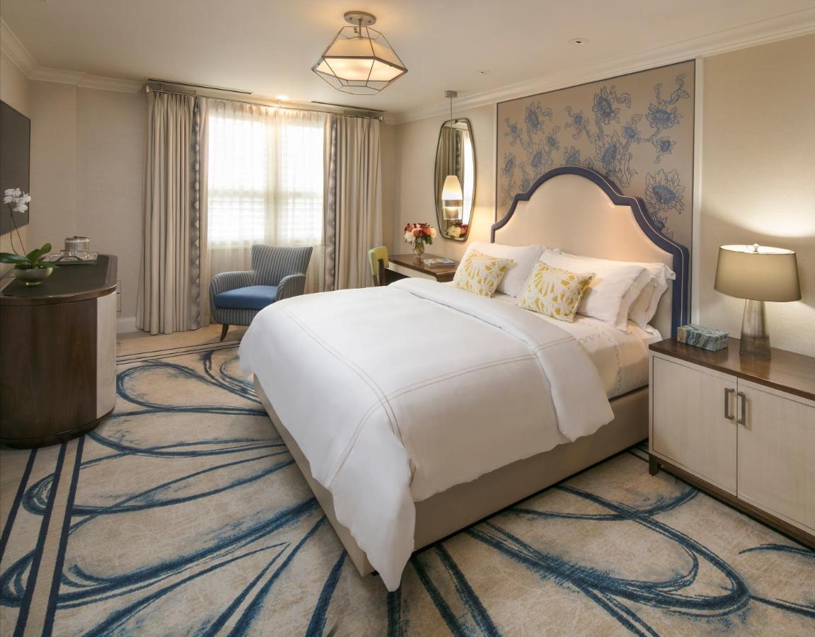 Deluxe Zimmer mit Kingsize-Bett und Blick auf das Resort