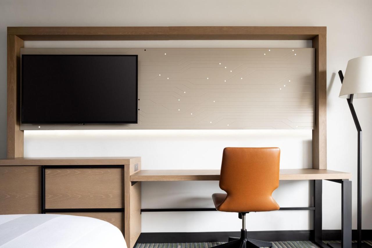 Zimmer mit Kingsize-Bett und Schlafsofa