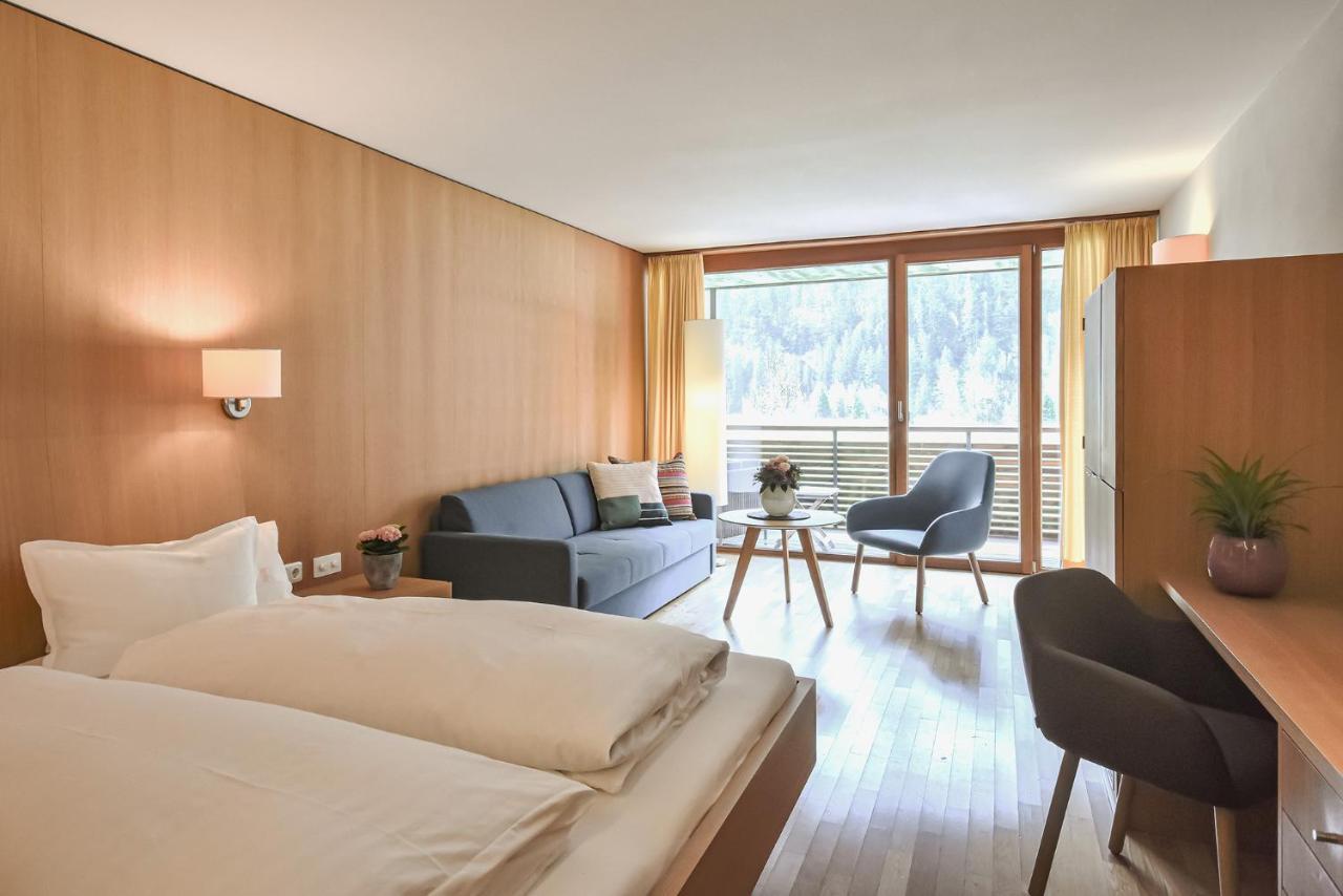 Doppelzimmer mit Balkon und Bergblick