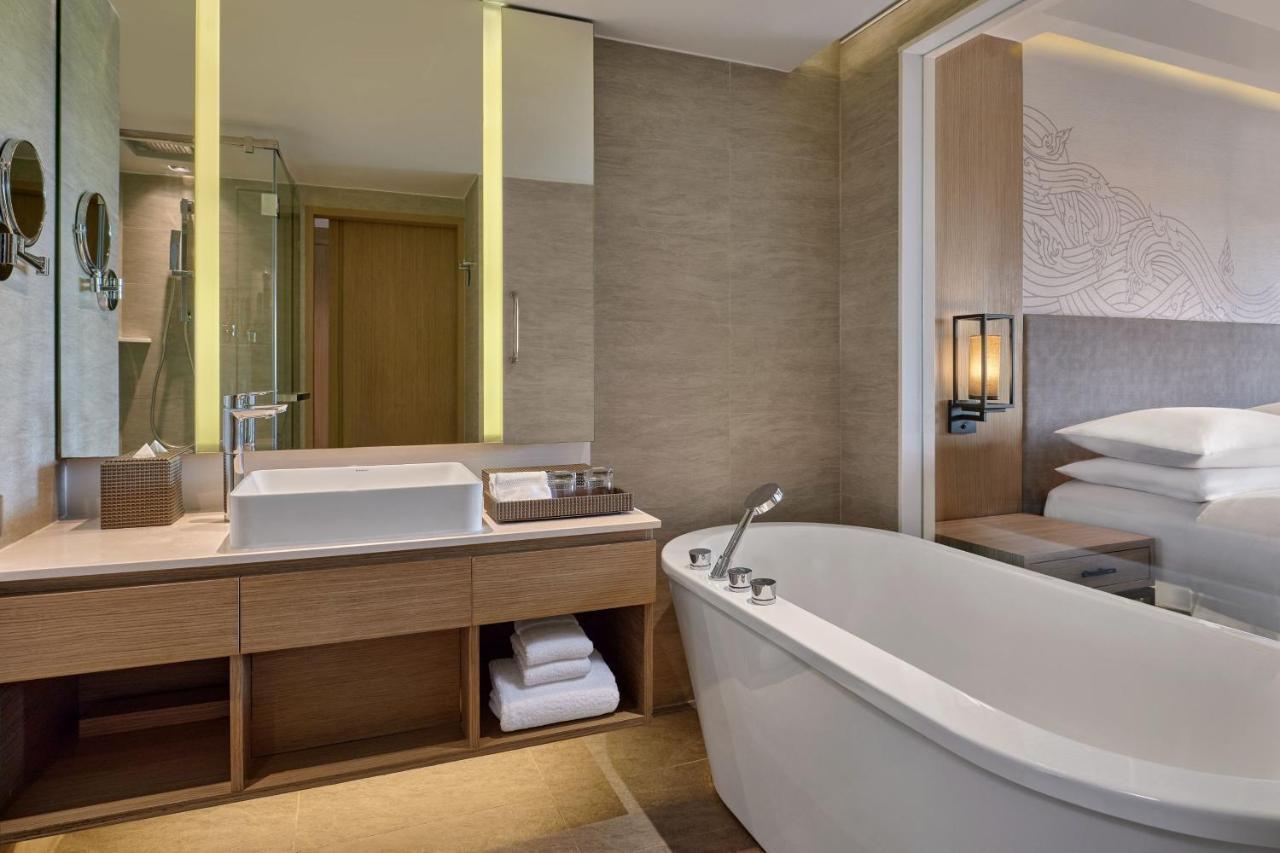 Größeres Zimmer mit 1 Kingsize-Bett und Poolblick