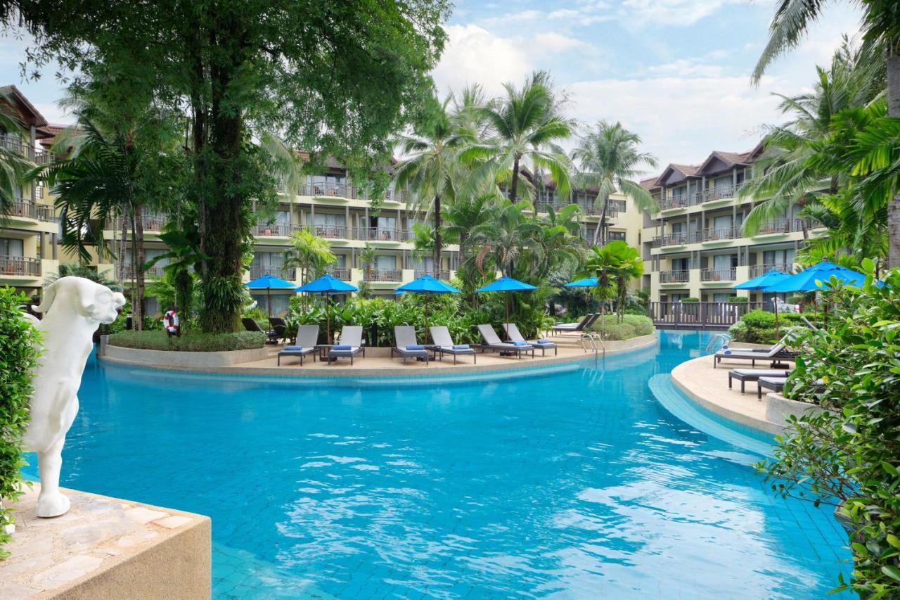 Zimmer mit 1 Kingsize-Bett und Zugang zum Pool