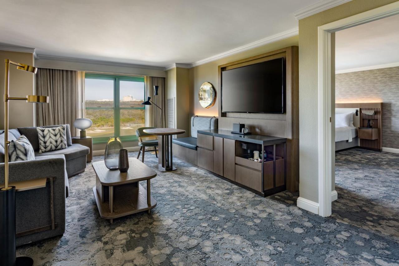 Executive Suite 1 King Bed, Lakefront View, Wet Bar