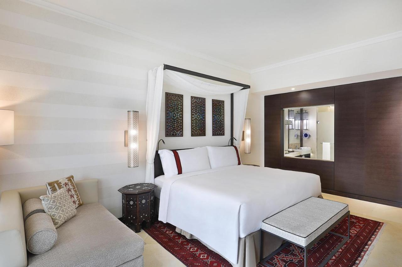Classic Zimmer mit Kingsize-Bett, Balkon und Blick auf die Lagune