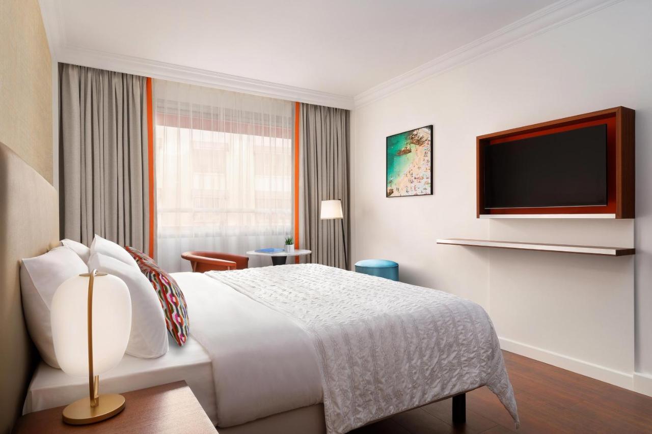 Classic Zimmer mit Kingsize-Bett und Blick auf den Innenhof