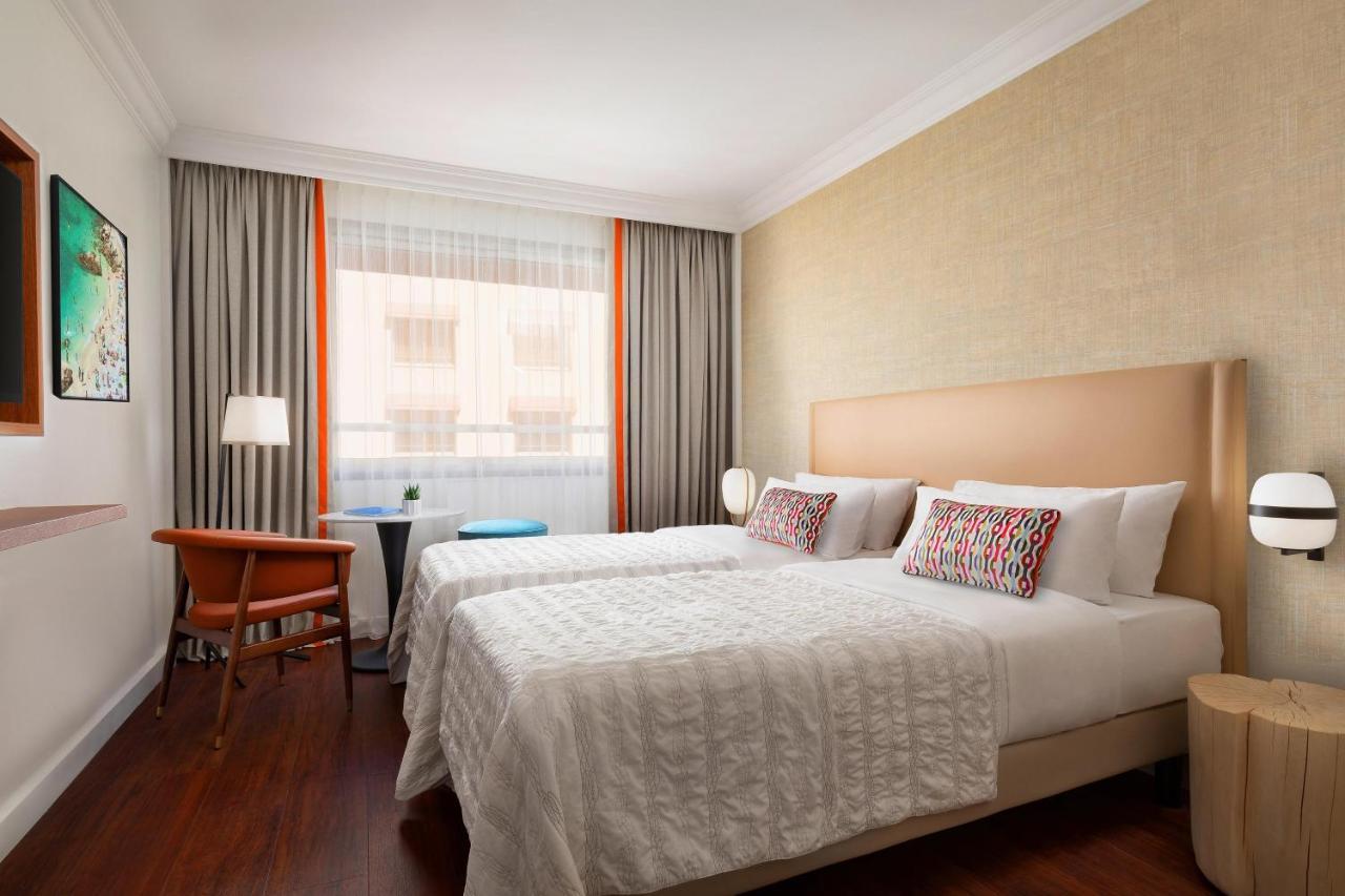 Classic Zimmer mit 2 Einzelbetten und Blick auf den Innenhof