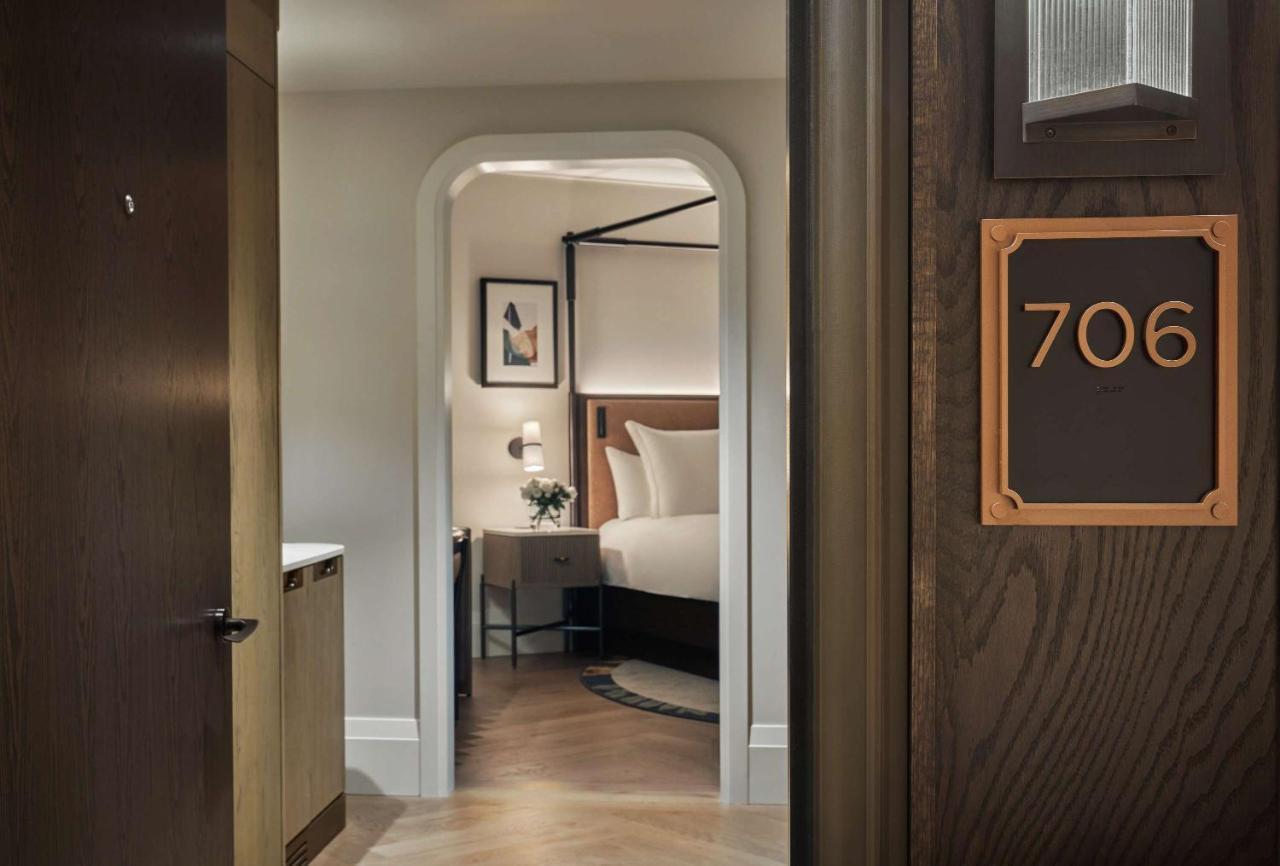 Barrierefreies Zimmer mit Kingsize-Bett und eingeschränktem Flussblick