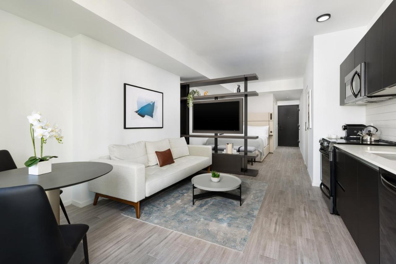 Studio-Suite mit Kingsize-Bett und Aussicht auf die Bucht – ADA-konform