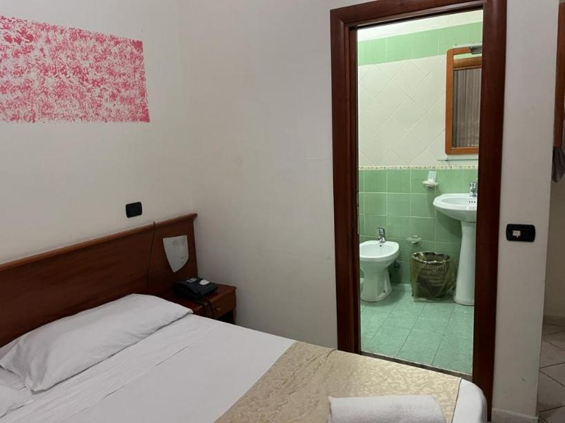 Doppel-/Zweibettzimmer mit seitlichem Meerblick