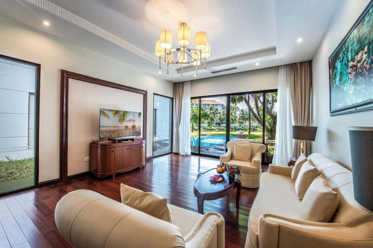 Villa mit 3 Schlafzimmern, Seeblick und eigenem Pool